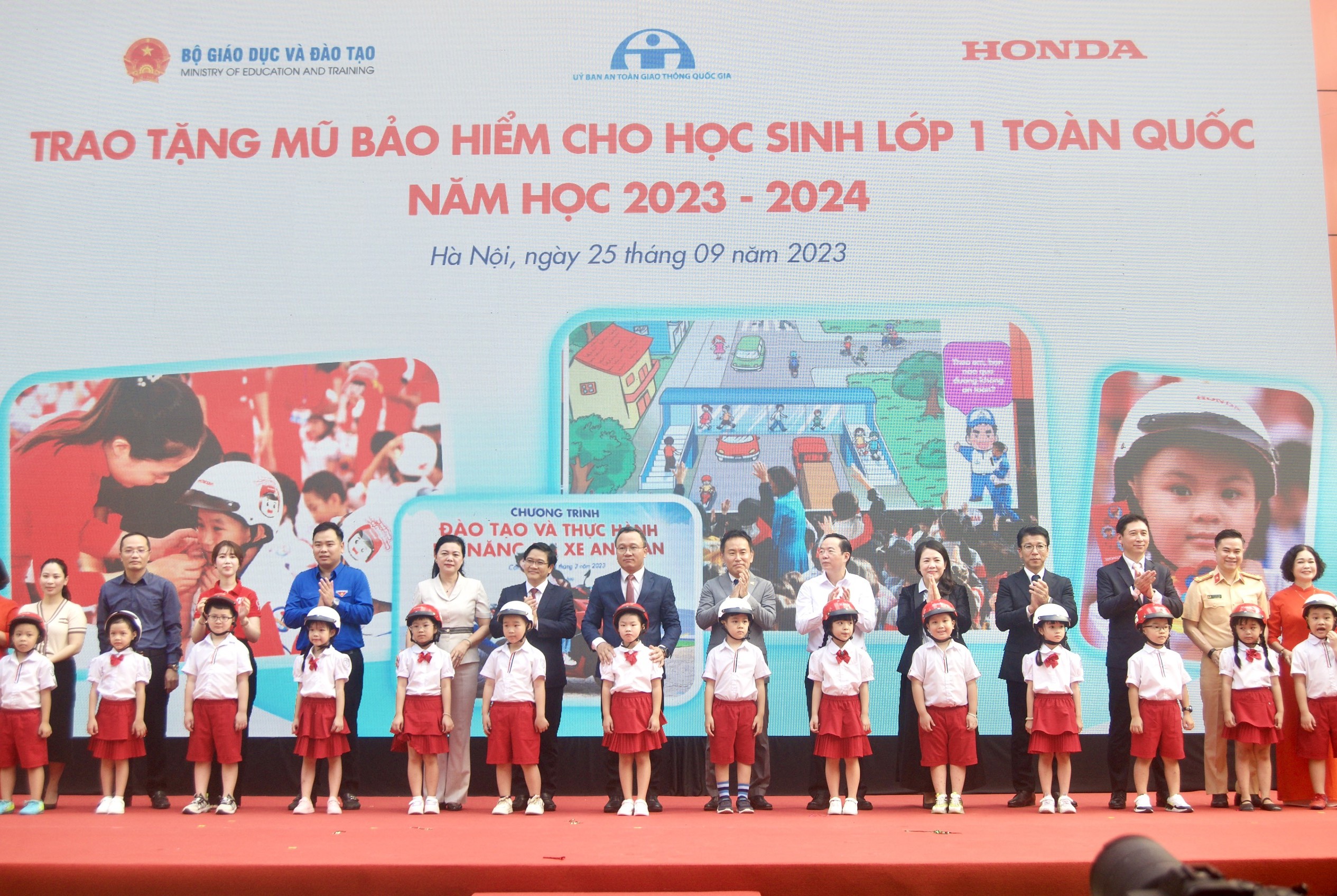 Honda trao tặng 2 triệu mũ bảo hiểm cho học sinh năm học 2023-2024