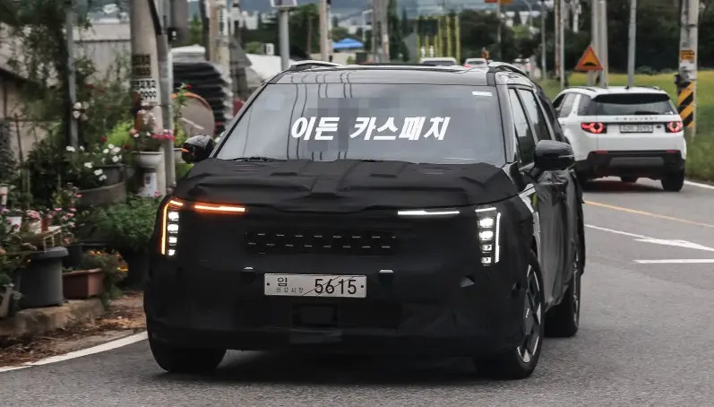 kia-carnival-facelift-spied-1jpg.webp