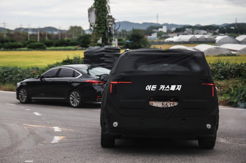 kia-carnival-facelift-spied-3.jpg