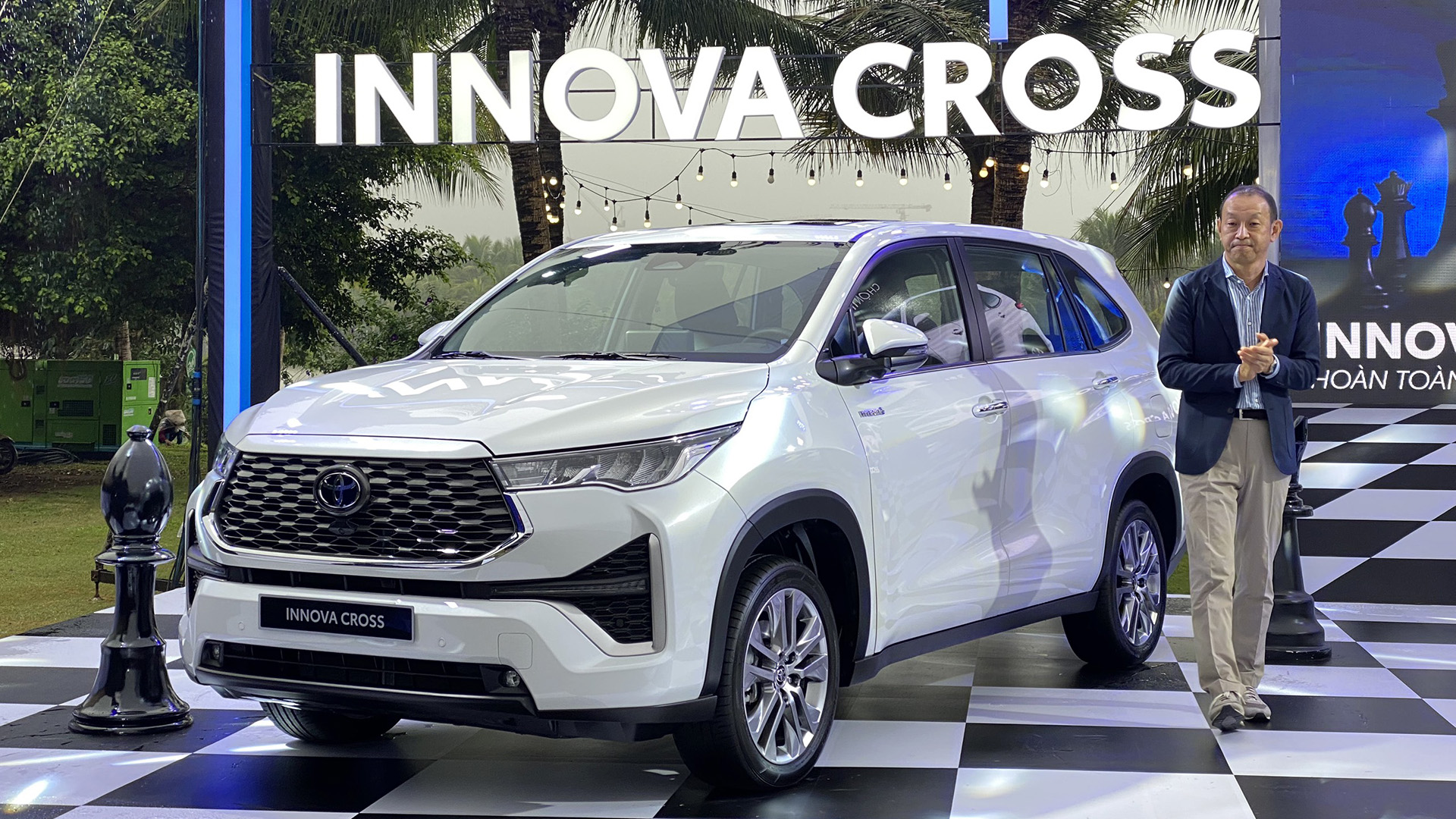 Toyota Innova Cross officially launched in Vietnam, price from 810 million innova-cross.jpg