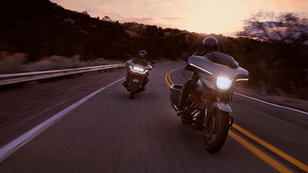 Harley-Davidson%20CVO%20Street%20Glide%20va%CC%80%20CVO%20Road%20Glide%2020235.jpg