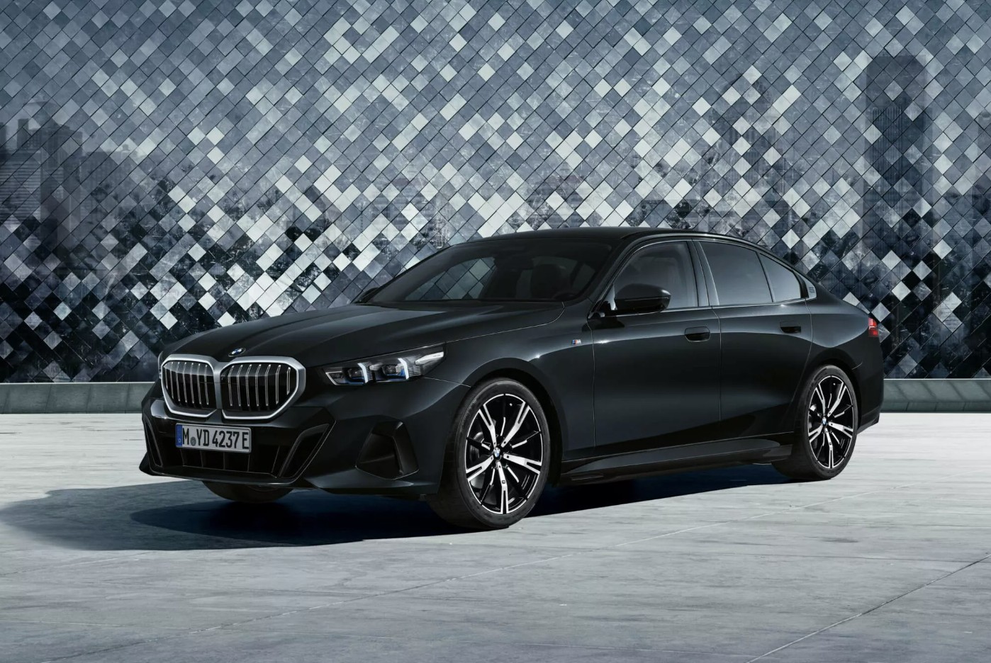 BMW 5-Series và i5 2024 nhận được phiên bản First Edition, ngập tràn trang bị