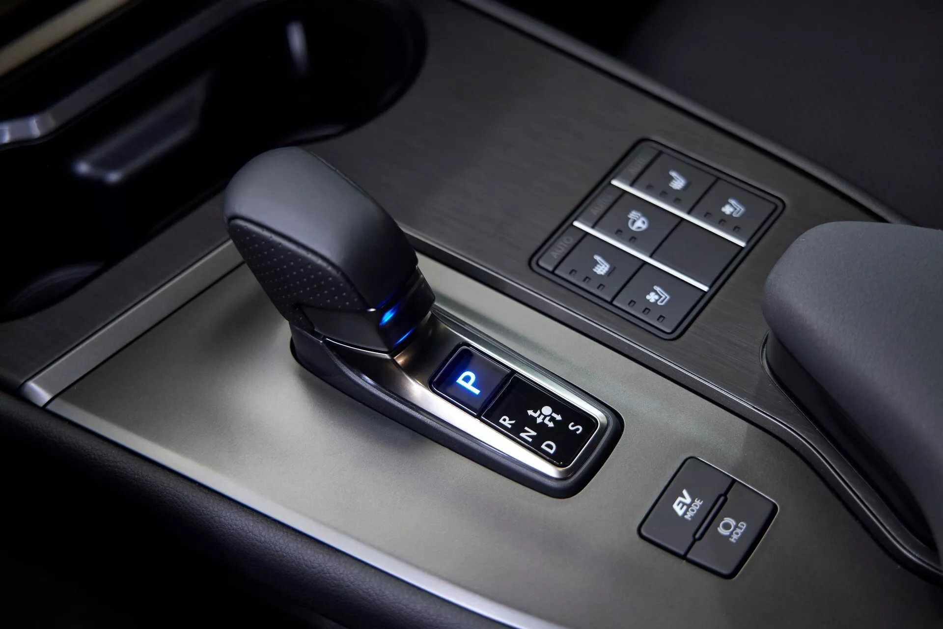 Lexus UX 2025 nhận được hệ truyền động hybrid mạnh mẽ hơn 2025-lexus-ux-300h-1219-11-1.webp