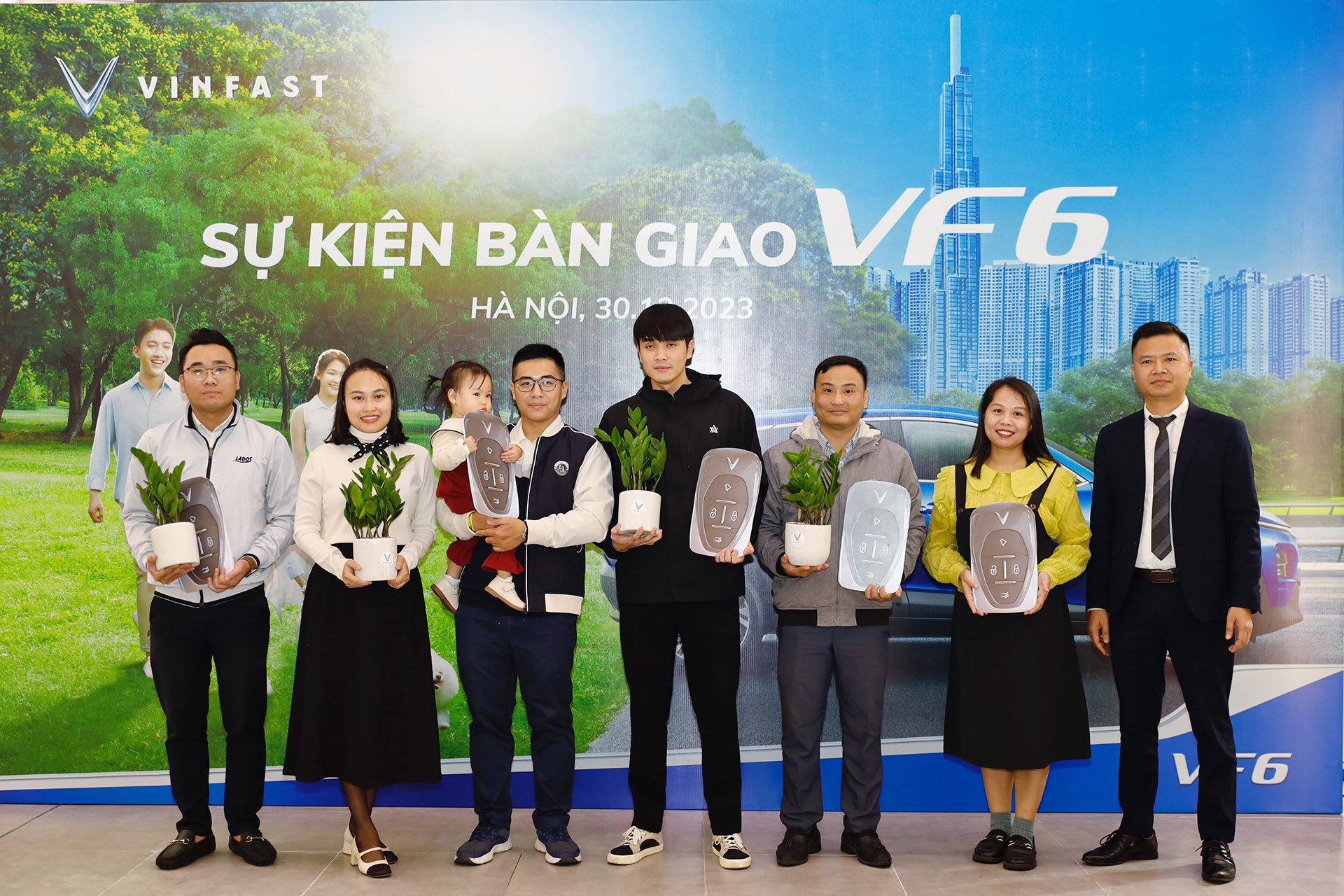 VinFast bàn giao lô xe VF 6 đầu tiên cho khách hàng vf6-01.jpeg