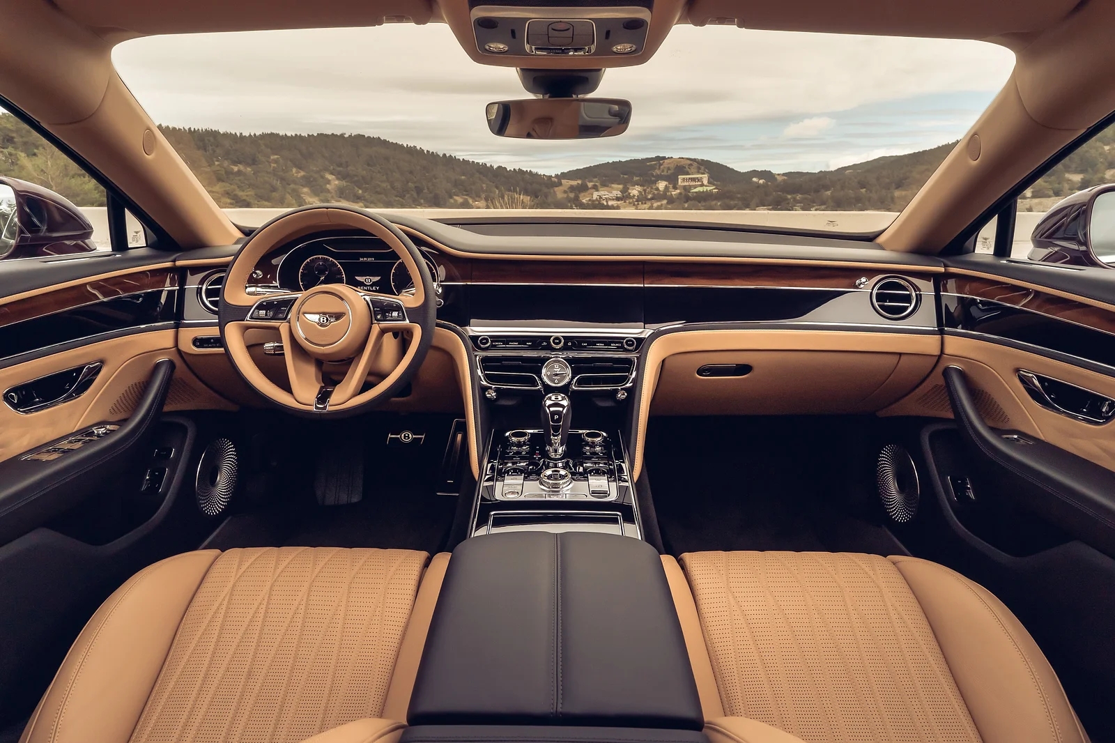Khách hàng mua Bentley bỏ hơn trăm triệu đồng 1 chi tiết tùy biến