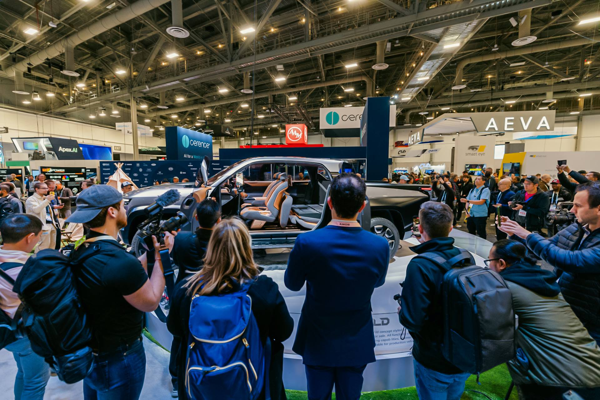 Khách quốc tế ấn tượng với dàn xe điện thông minh của VinFast tại CES 2024 vinfast-ces-03.jpeg