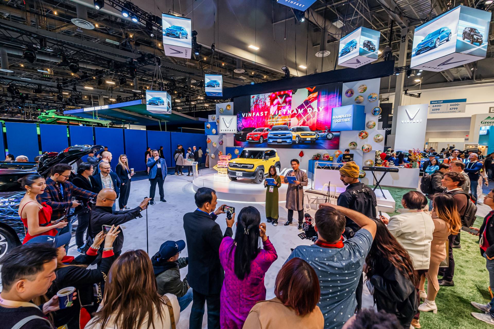 Khách quốc tế ấn tượng với dàn xe điện thông minh của VinFast tại CES 2024 vinfast-ces-04.jpeg