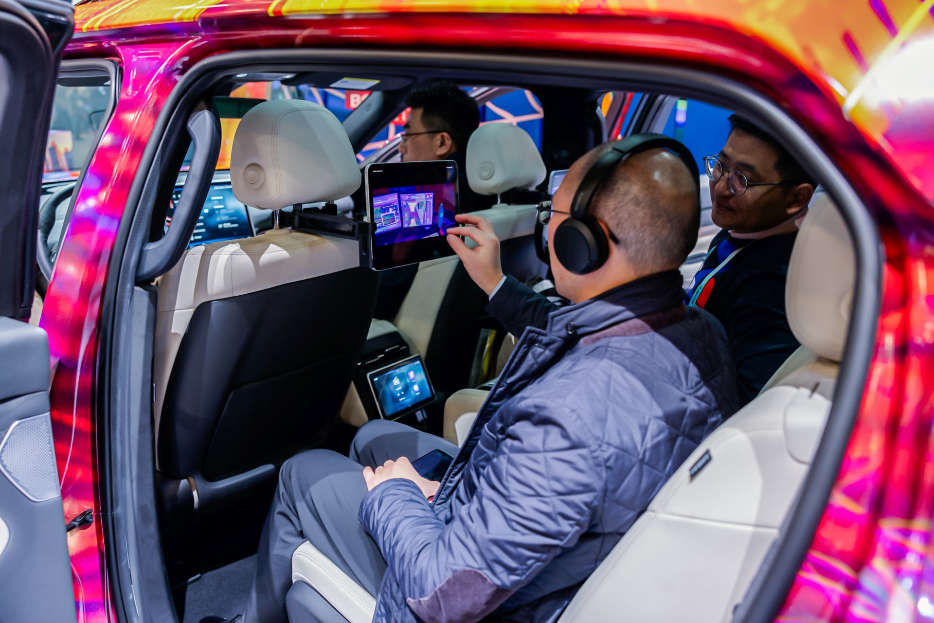 Khách quốc tế ấn tượng với dàn xe điện thông minh của VinFast tại CES 2024 vinfast-ces-07.jpeg