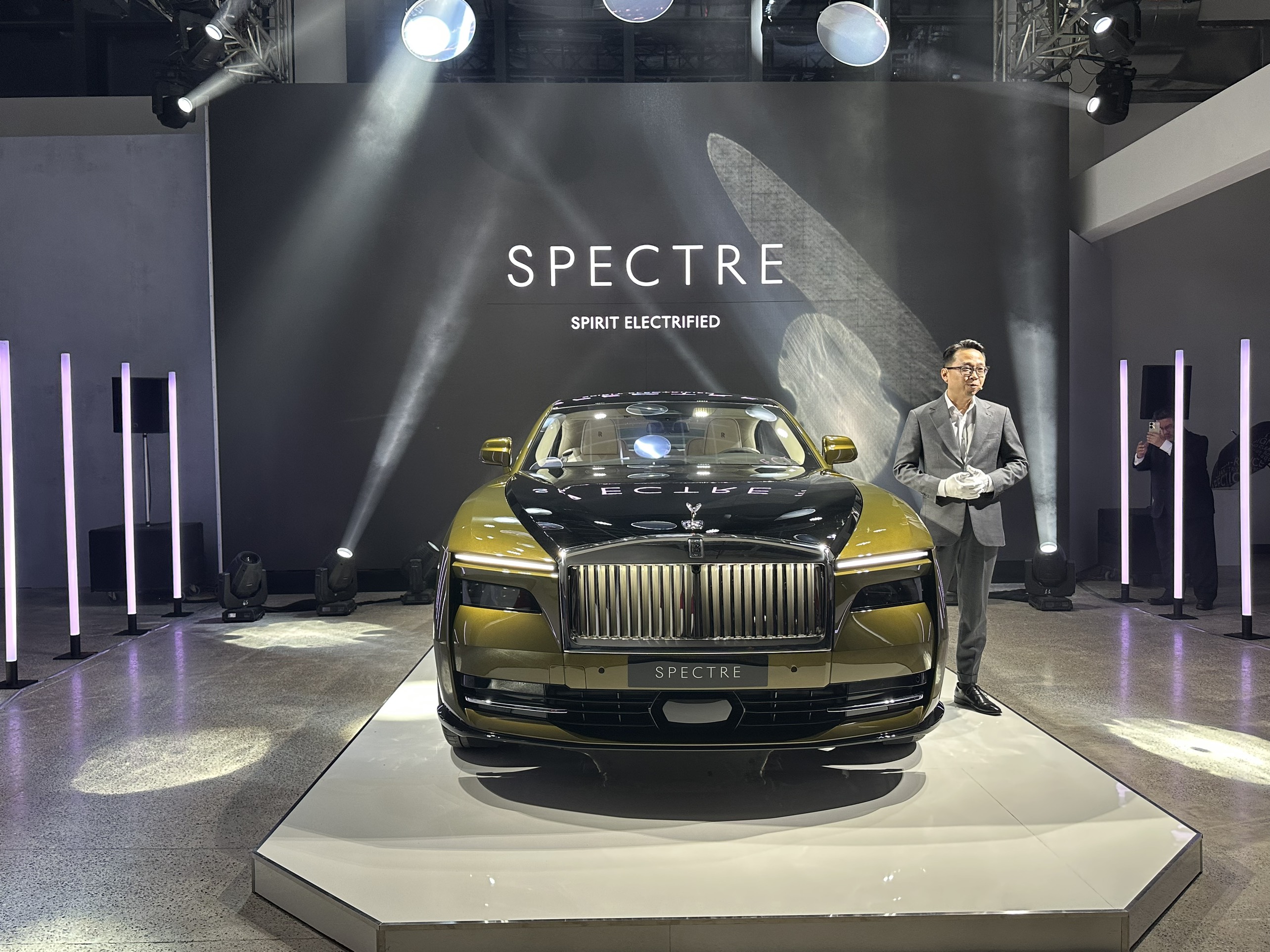 Xe điện siêu sang Rolls-Royce Spectre ra mắt tại Việt Nam, phục vụ khách đại gia chơi Tết rolls-royce-spectre-2.jpg