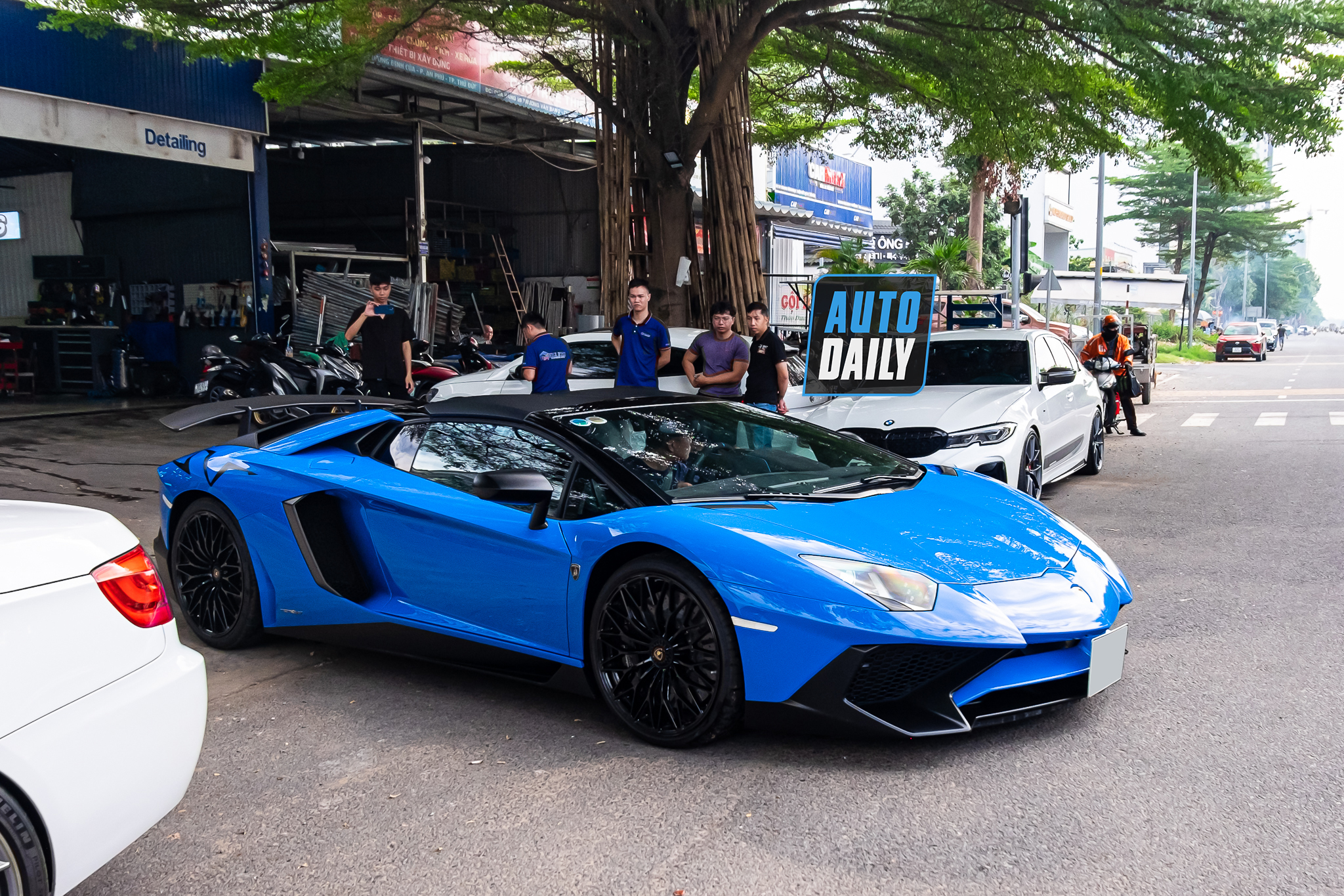 Bắt gặp Lamborghini Aventador SV Roadster màu xanh độc nhất Việt Nam aventador-sv-roadster-xanh-autodaily-3.JPG