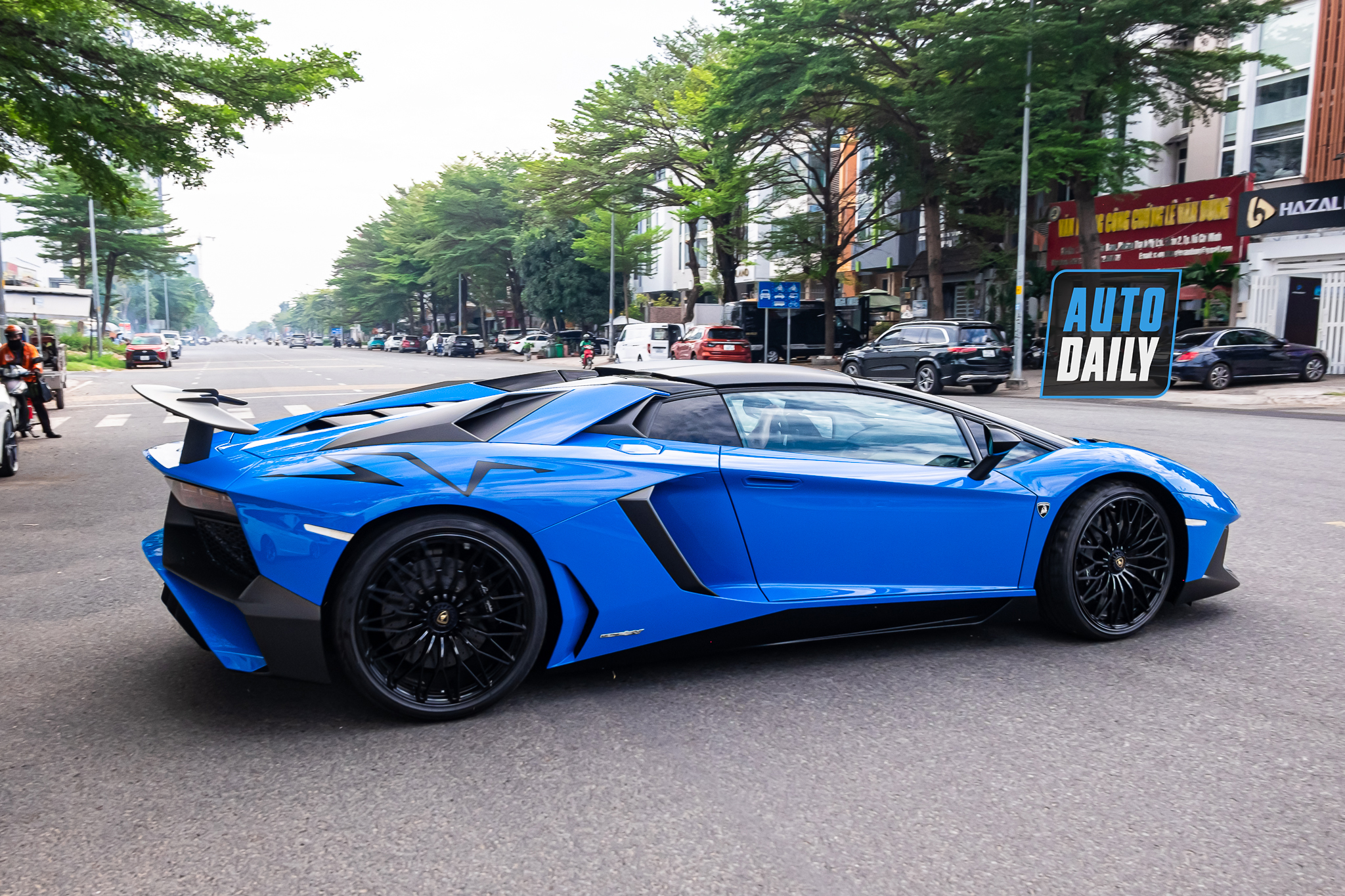 Bắt gặp Lamborghini Aventador SV Roadster màu xanh độc nhất Việt Nam aventador-sv-roadster-xanh-autodaily-6.JPG