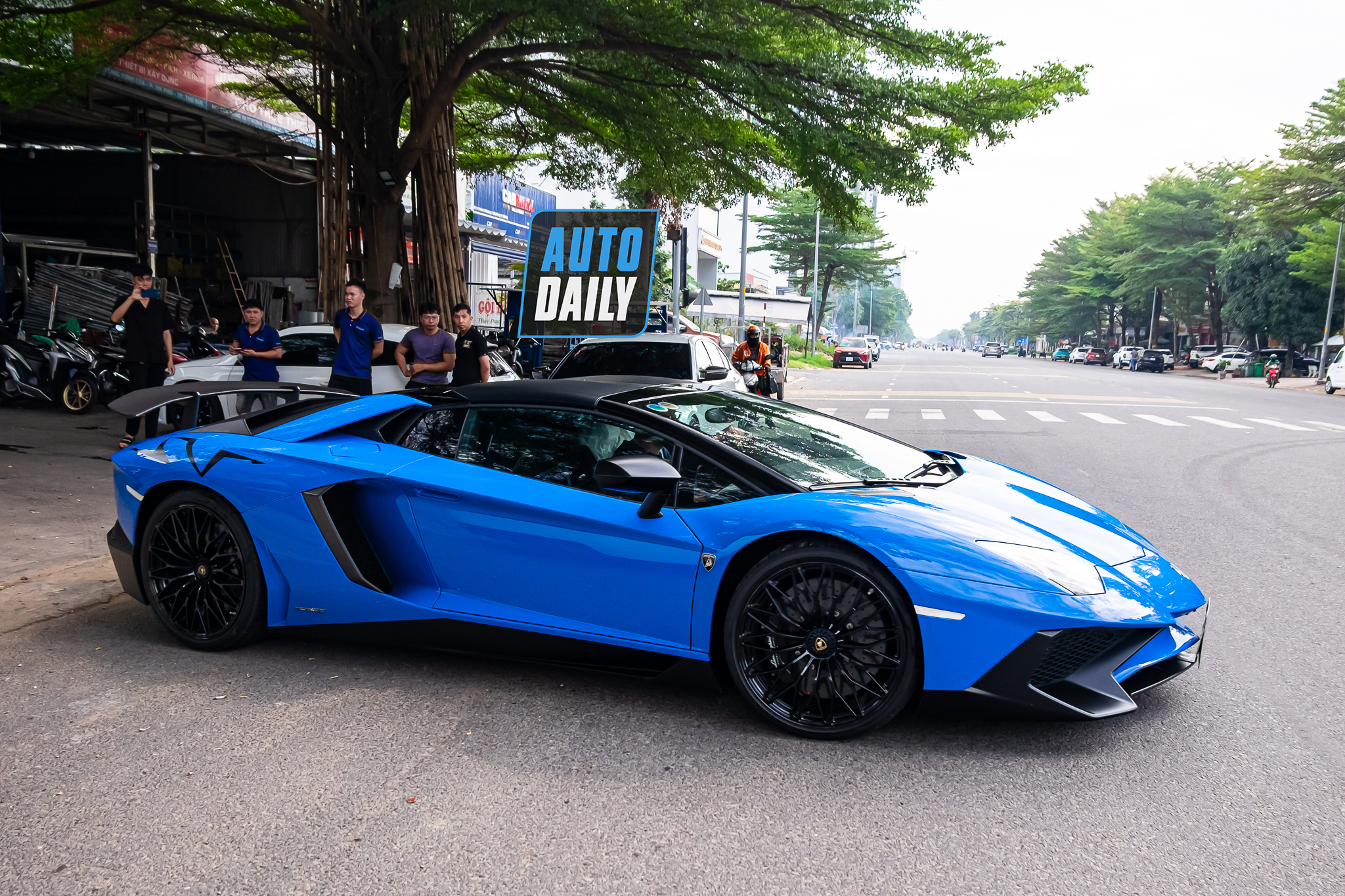 Bắt gặp Lamborghini Aventador SV Roadster màu xanh độc nhất Việt Nam aventador-sv-roadster-xanh-autodaily-9.JPG