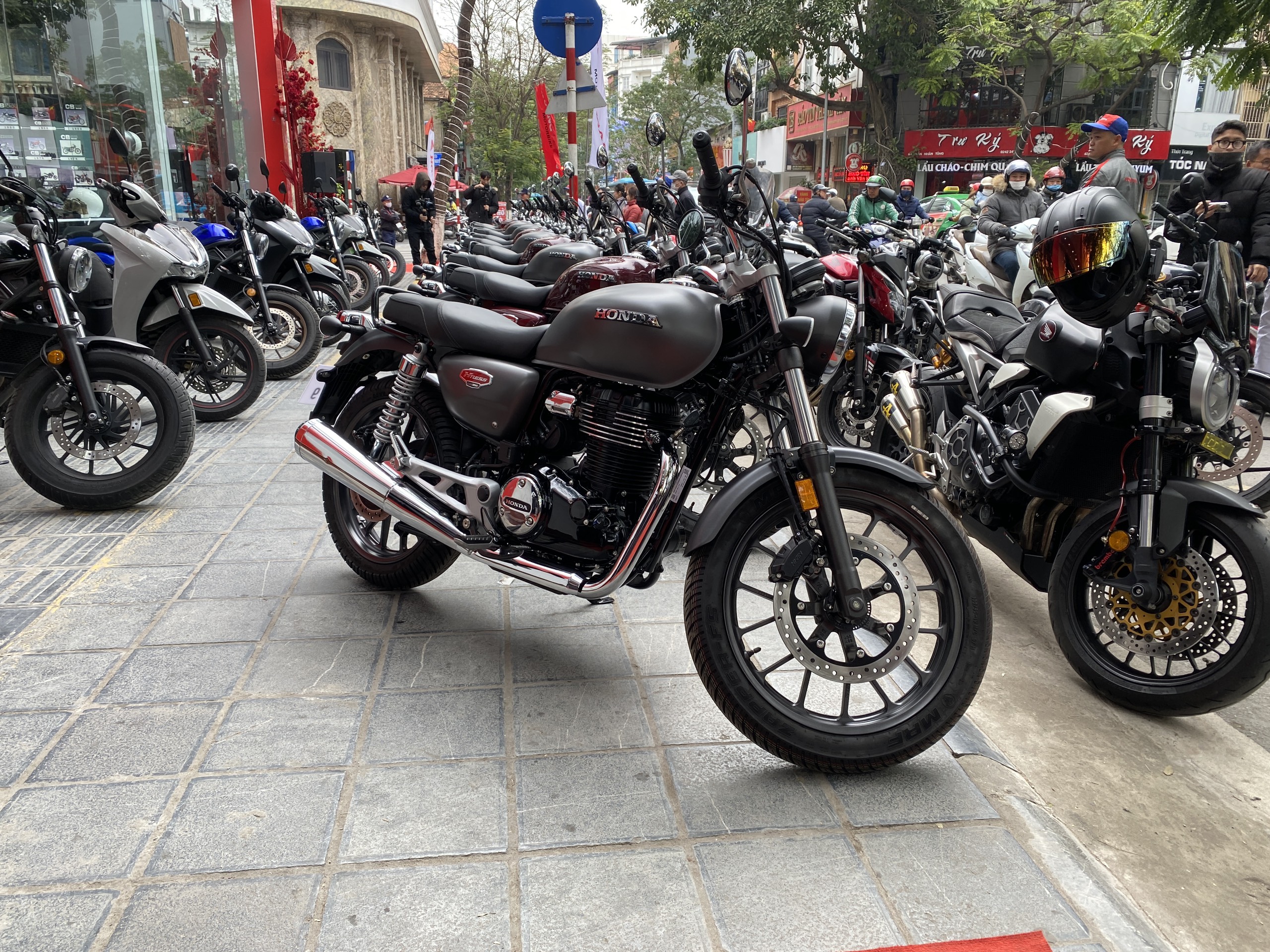 Chi tiết Honda CB350 H’ness vừa ra mắt tại Việt Nam: Thiết kế đẹp, trang bị ổn, giá từ 130 triệu honda-cb350-hness-10.jpg