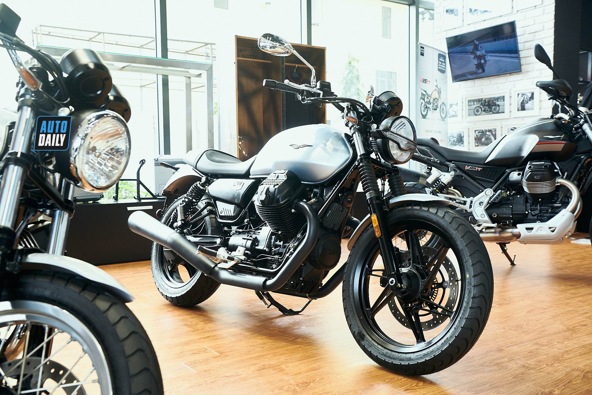 Moto Guzzi V7 có thêm bản đặc biệt, đậm phong cách đường đua motoplex-hanoi-003.jpg