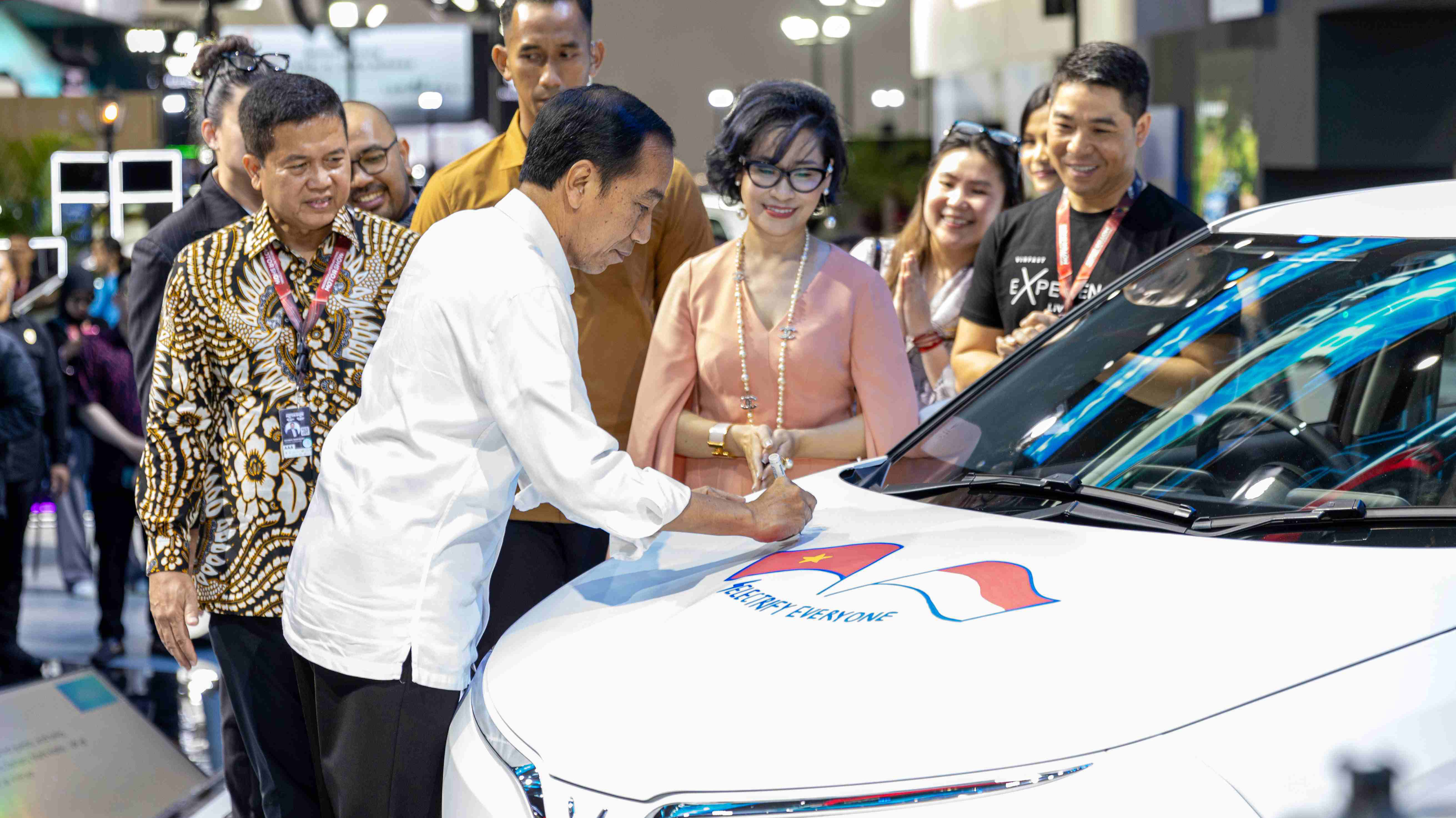 Tổng thống Indonesia tham quan và ký tặng lên mẫu xe VinFast VF 5