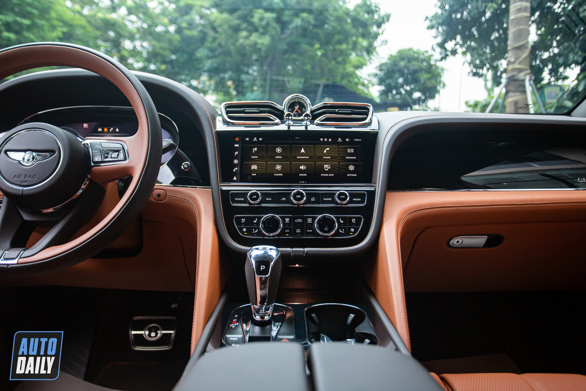 Đi 4.000 km, Bentley Bentayga màu độc nhất Việt Nam bán rẻ hơn xe mới 4,5 tỷ đồng bentley-bentayga-autodaily-13.JPG