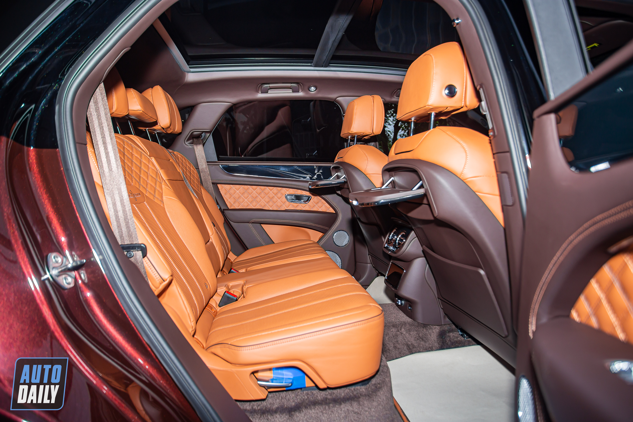 Đi 4.000 km, Bentley Bentayga màu độc nhất Việt Nam bán rẻ hơn xe mới 4,5 tỷ đồng bentley-bentayga-autodaily-14.JPG