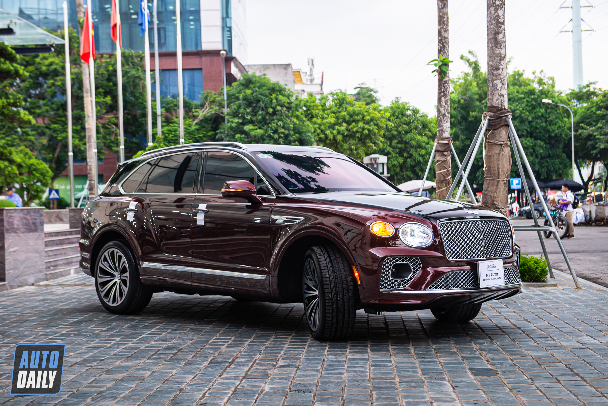 Đi 4.000 km, Bentley Bentayga màu độc nhất Việt Nam bán rẻ hơn xe mới 4,5 tỷ đồng bentley-bentayga-autodaily-15.JPG