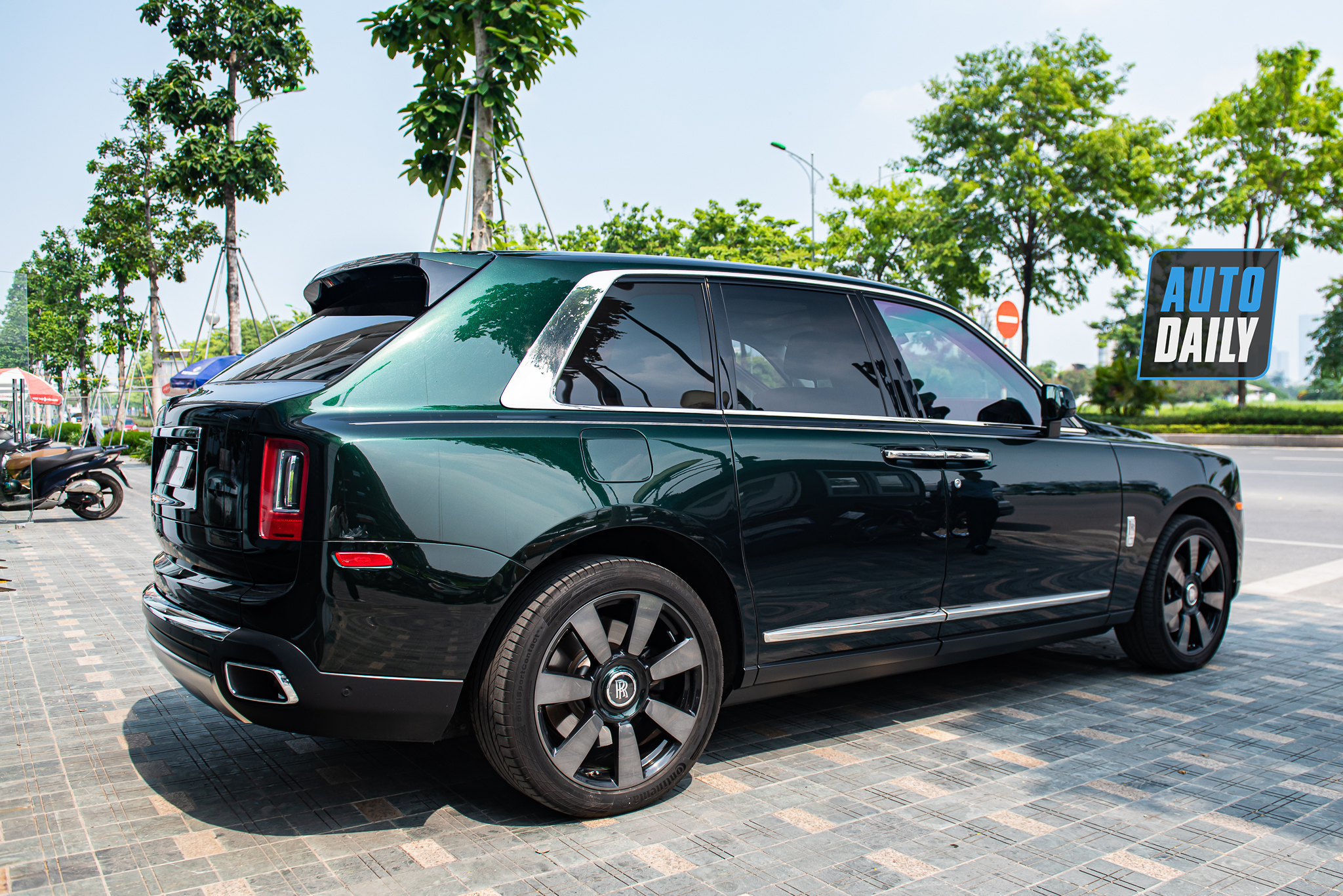 Cận cảnh Rolls-Royce Cullinan màu xanh lá của đại gia Hà Nội có logo phát sáng rollsroyce-cullinan-autodaily-6.JPG