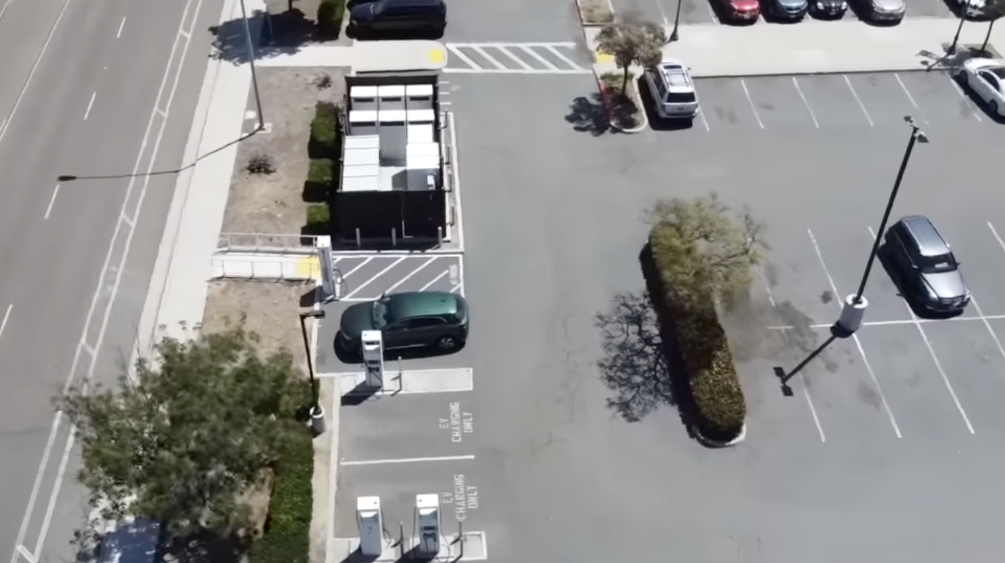 Gắn biển 'FROM VN' lên VinFast VF 8, YouTuber Mỹ chia sẻ: 'Muốn đi phượt ai cũng nhận ra xe và mình đến từ đâu' anh-chup-man-hinh-2023-05-03-luc-145954-16831010668811048060500-1683104763852-1683104763933256536188-1709014940833477183332-1709021442410-1709021442503591270806-1.webp