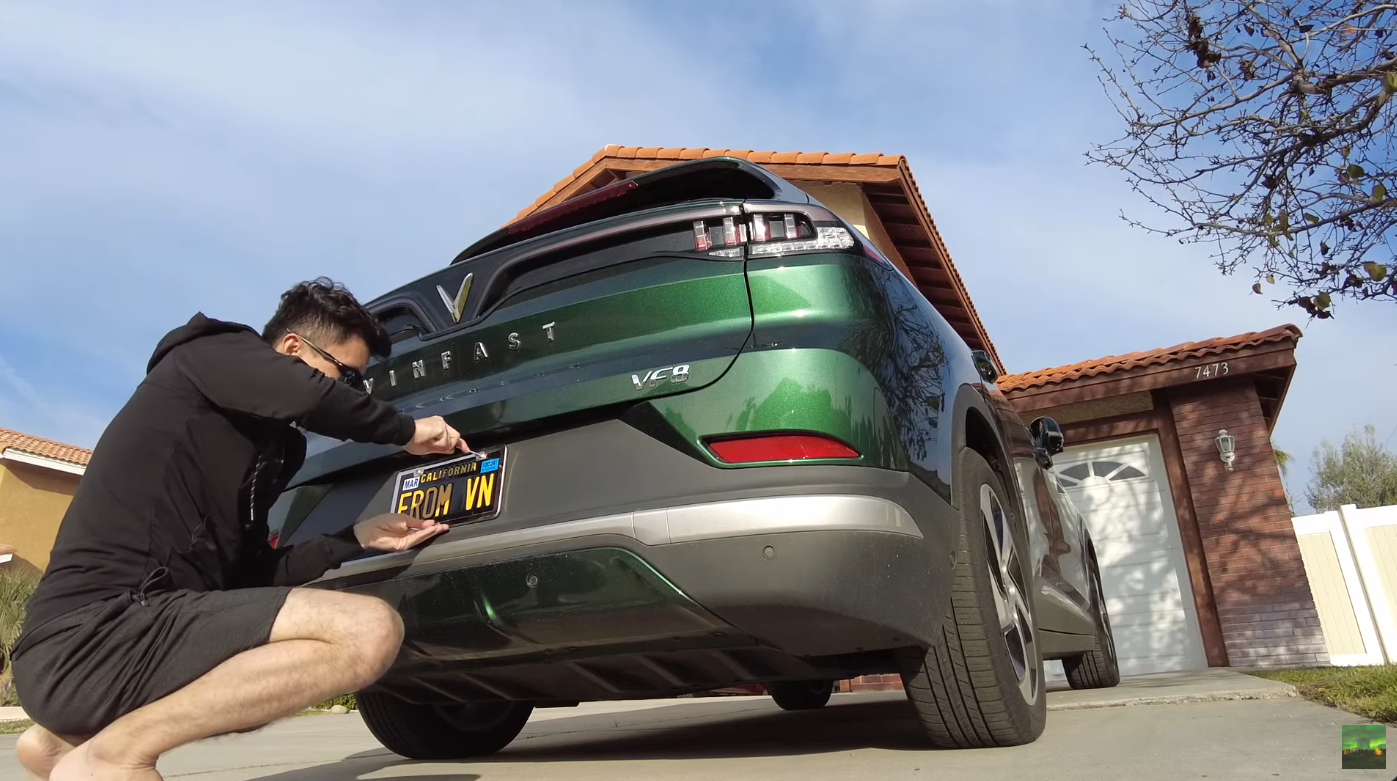 Gắn biển 'FROM VN' lên VinFast VF 8, YouTuber Mỹ chia sẻ: 'Muốn đi phượt ai cũng nhận ra xe và mình đến từ đâu' anh-chup-man-hinh-2024-02-27-luc-131055-17090145537531829768956-1709021437262-1709021437342913323128-2.webp