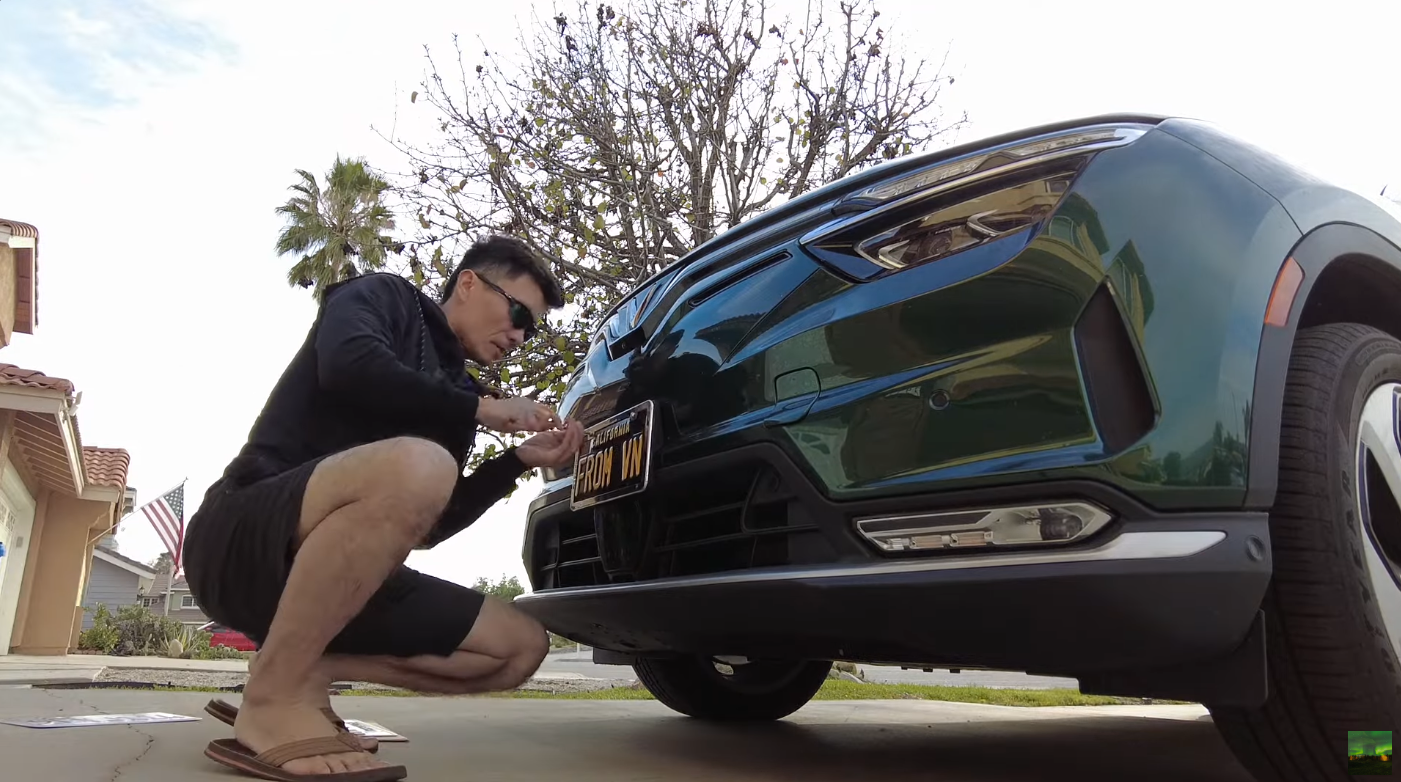 Gắn biển 'FROM VN' lên VinFast VF 8, YouTuber Mỹ chia sẻ: 'Muốn đi phượt ai cũng nhận ra xe và mình đến từ đâu' anh-chup-man-hinh-2024-02-27-luc-131105-170901455402078345175-1709021435824-17090214360101009546746-1.webp