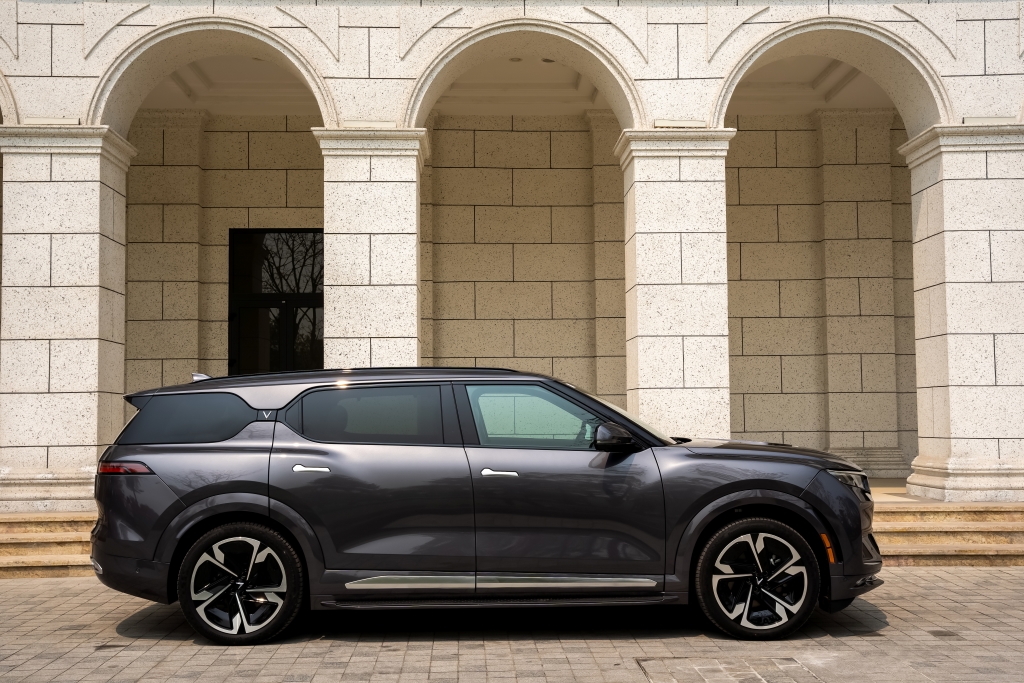 Chi Pu nhận xe VF 9: Tôi muốn truyền cảm hứng cho người Việt ủng hộ hàng Việt nhiều hơn vinfast-vf9-chipu-03.jpeg