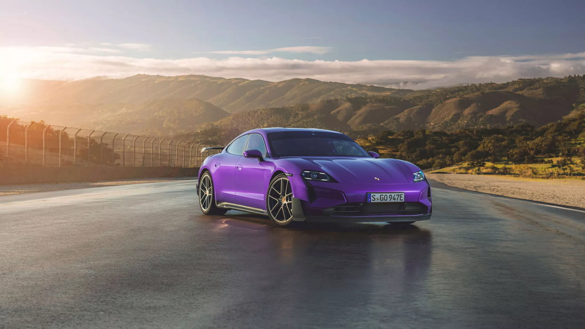 Siêu xe điện Porsche Taycan Turbo GT trình làng, mạnh 1.092 mã lực porsche-taycan-turbo-gt-sky-purple-metallic-1-2048x1152.webp