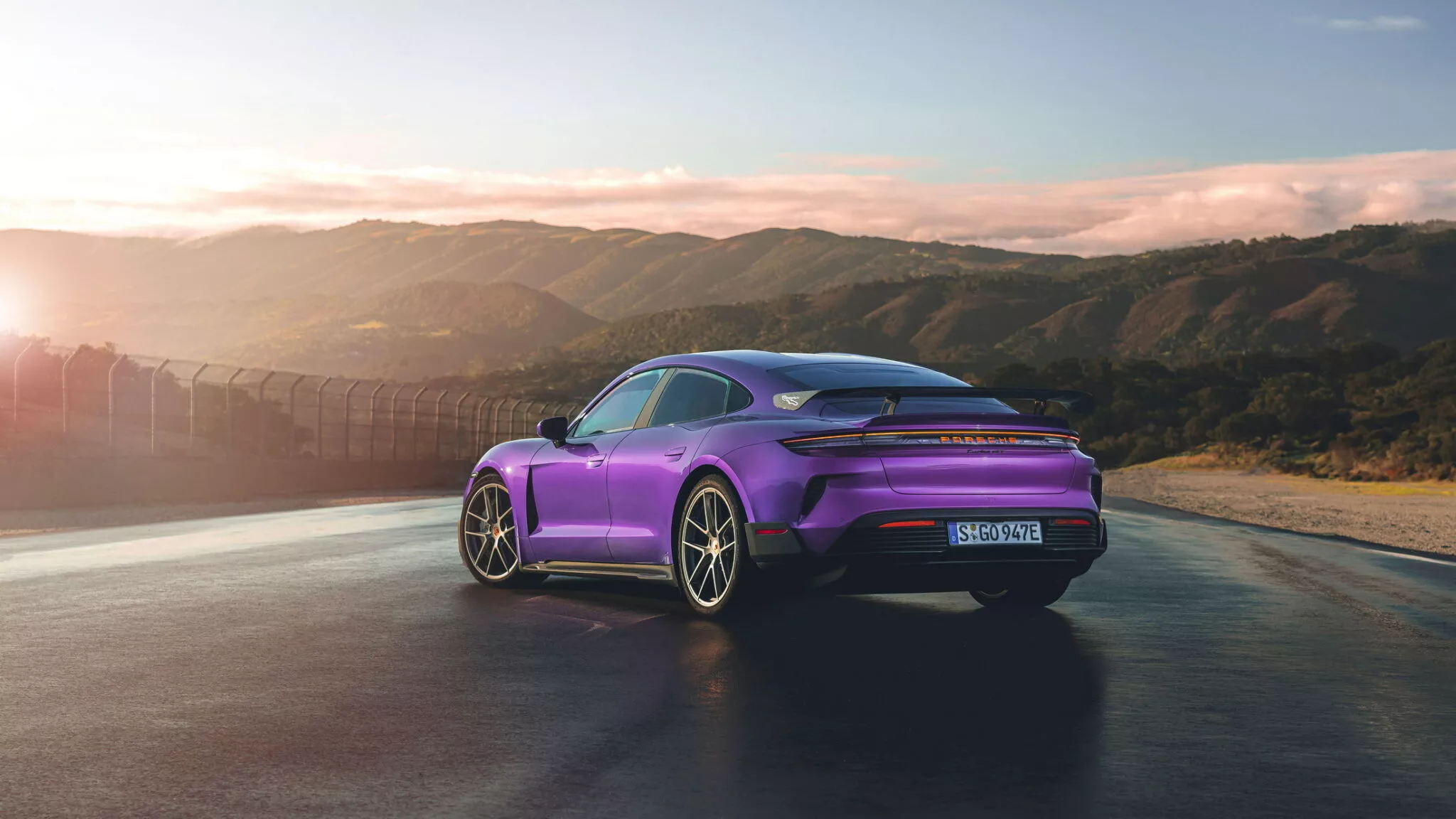 Siêu xe điện Porsche Taycan Turbo GT trình làng, mạnh 1.092 mã lực porsche-taycan-turbo-gt-sky-purple-metallic-2-2048x1152.webp