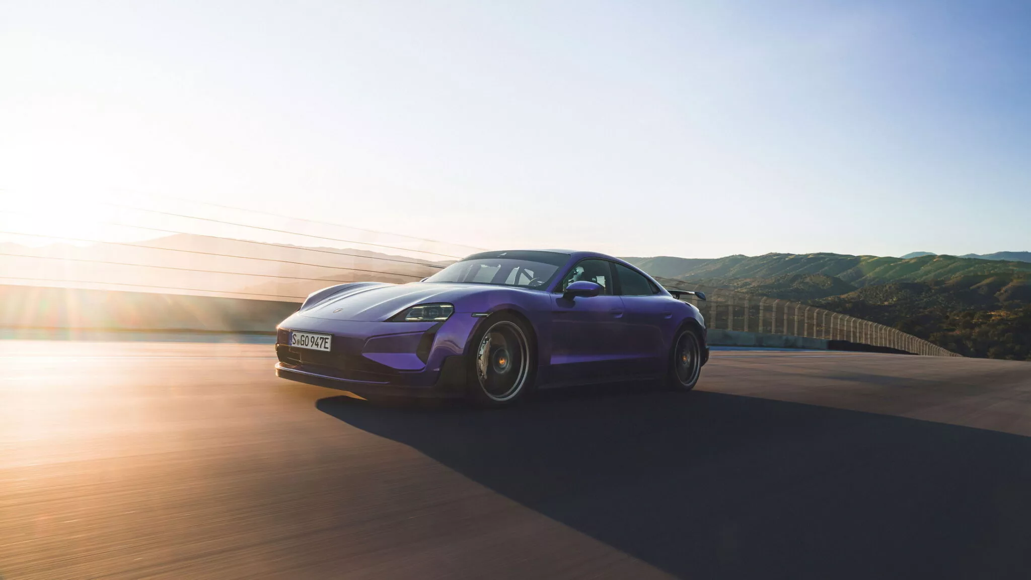 Siêu xe điện Porsche Taycan Turbo GT trình làng, mạnh 1.092 mã lực porsche-taycan-turbo-gt-sky-purple-metallic-4-2048x1152.webp