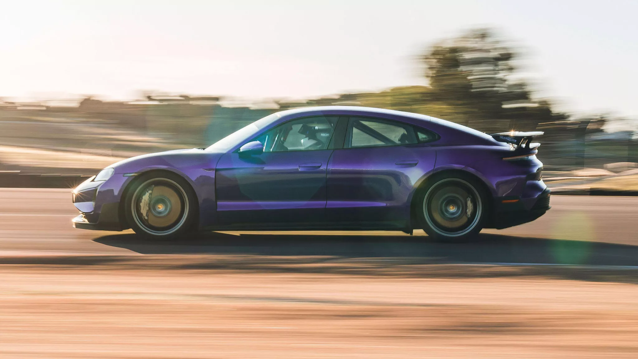 Siêu xe điện Porsche Taycan Turbo GT trình làng, mạnh 1.092 mã lực porsche-taycan-turbo-gt-sky-purple-metallic-5s-2048x1152.webp