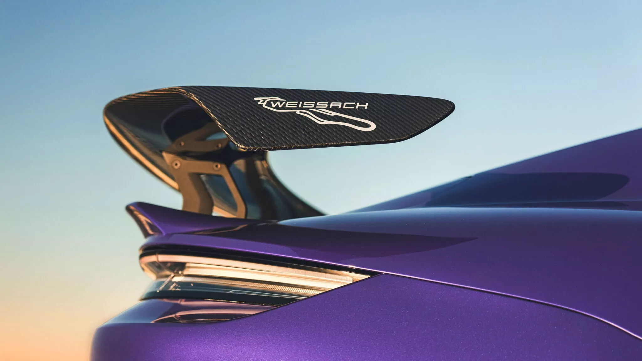 porsche-taycan-turbo-gt-sky-purple-metallic-6-2048x1152-1.webp