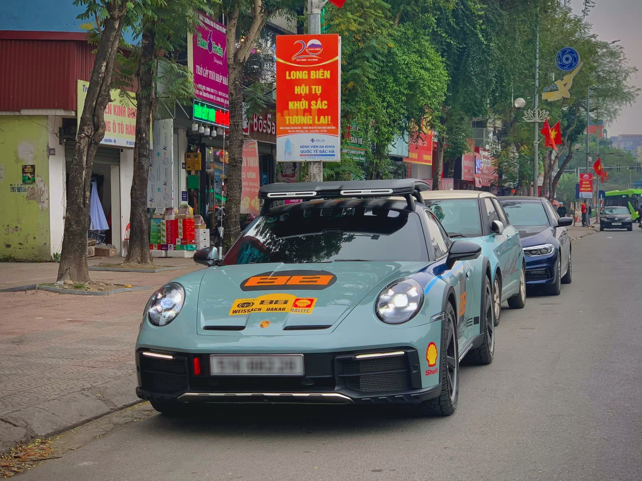 Porsche 911 Dakar thứ 2 về Việt Nam đi phượt Tây Bắc, có cả Lamborghini Urus