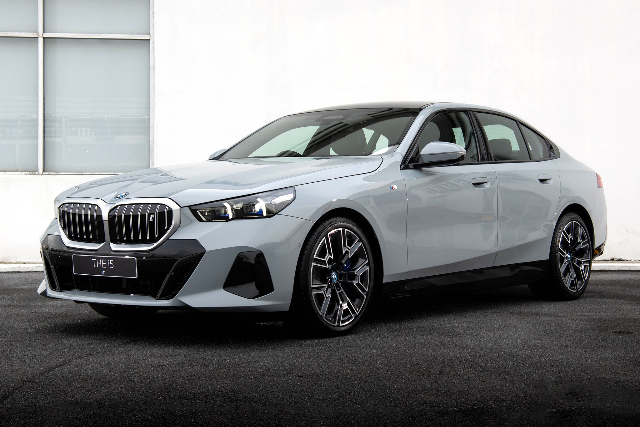 BMW i5 2024 thêm bản cơ sở mới, có thể về Việt Nam trong năm nay 434352704-407739041892232-8491450648827486422-n.jpg