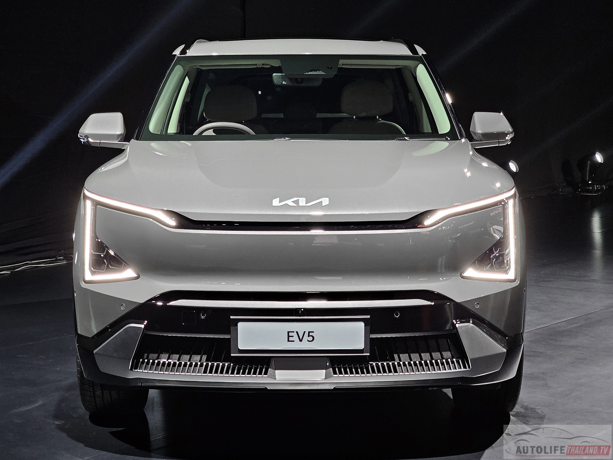 Ảnh thực tế Kia EV5 tại triển lãm Bangkok 2024, giá quy đổi từ 850 triệu đồng kia-ev5-7.jpg