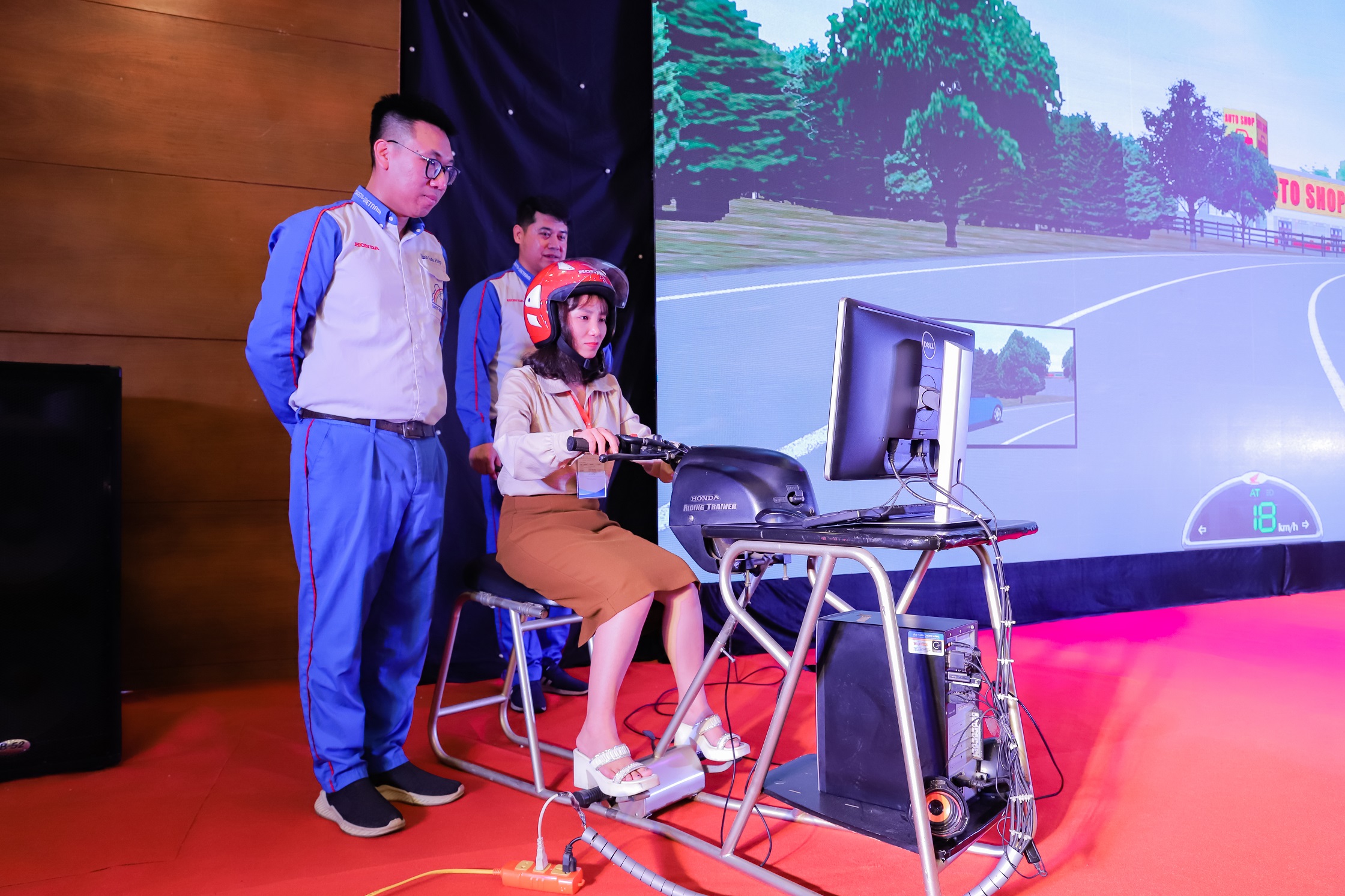Honda Việt Nam tổ chức Hội thảo tăng cường vai trò quản lý, giáo dục ATGT trong các cơ sở giáo dục THPT giao-vien-trai-nghiem-cac-trinh-huong-mo-phong-tren-may-tap-lai-xe-cung-huong-dan-vien-cua-honda-viet-nam.jpg