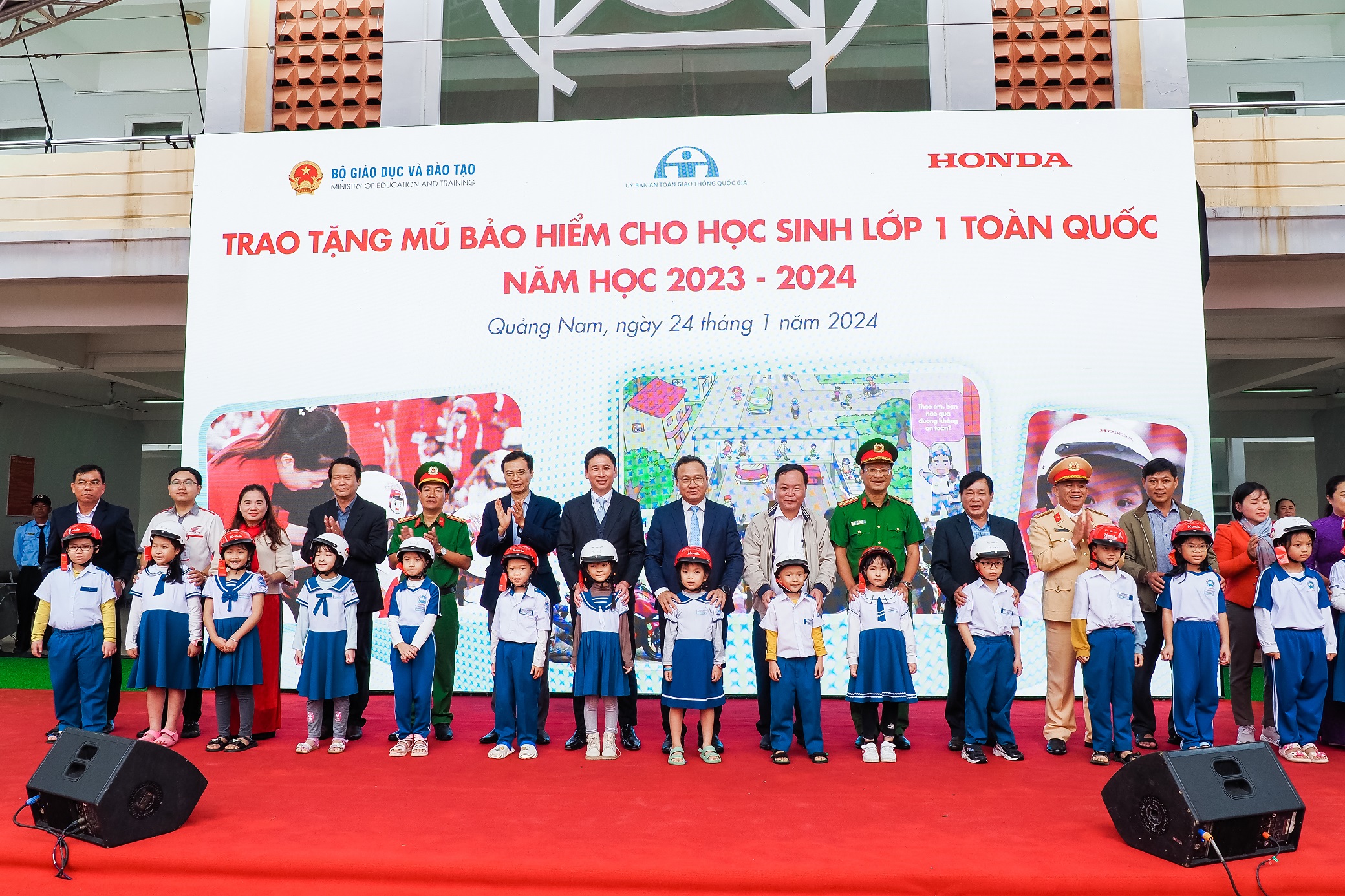 Honda Việt Nam tổng kết Trao tặng mũ bảo hiểm cho học sinh lớp Một trên toàn quốc năm học 2023 – 2024 4-cac-dai-bieu-trao-tang-mu-bao-hiem-cho-cac-em-hoc-sinh-lop-mot-truong-tieu-hoc-vo-thi-sau.jpg