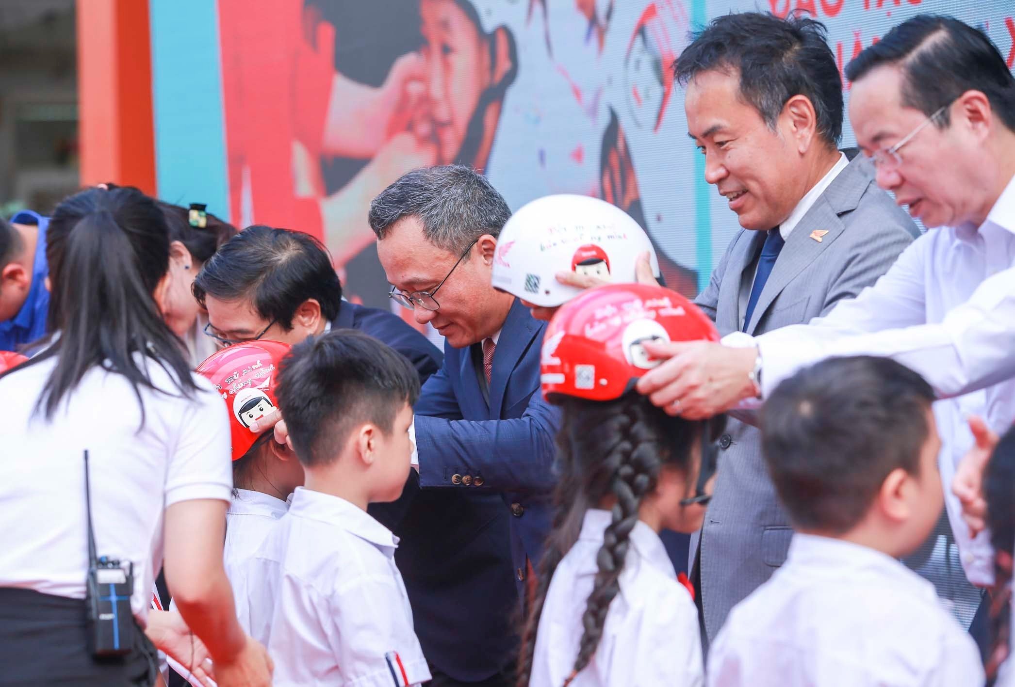 Honda Việt Nam tổng kết Trao tặng mũ bảo hiểm cho học sinh lớp Một trên toàn quốc năm học 2023 – 2024 5-cac-dai-bieu-trao-tang-mu-bao-hiem-cho-cac-em-hoc-sinh-lop-mot-truong-tieu-hoc-phu-do.jpg