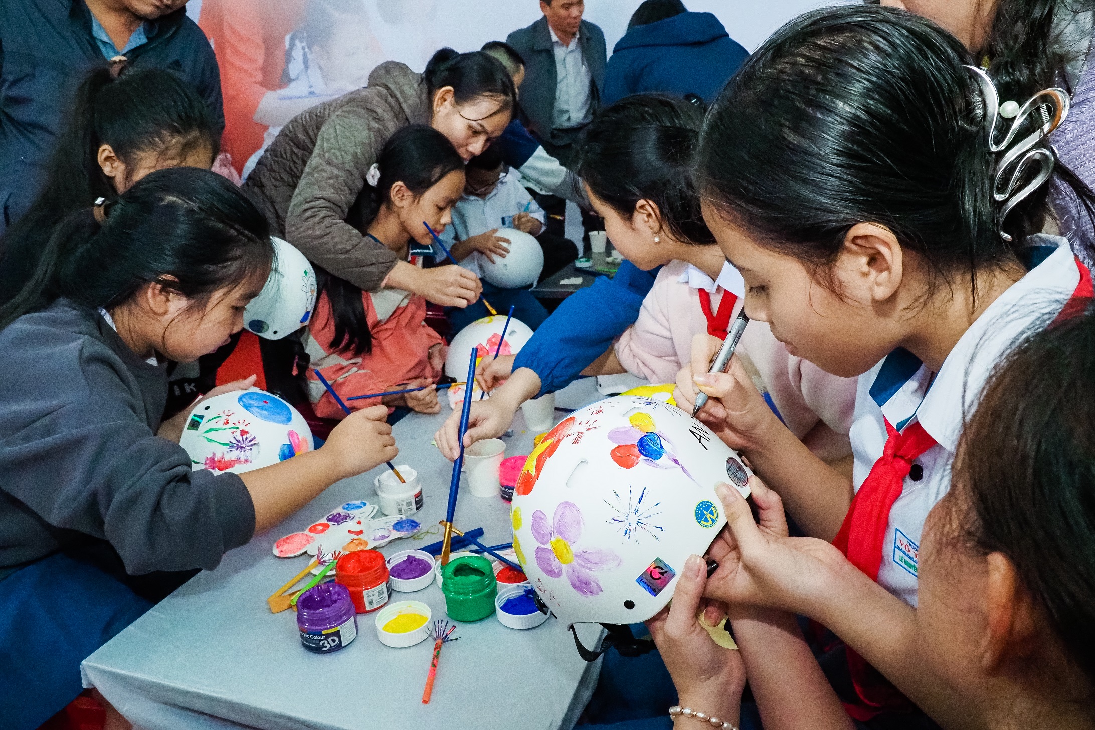 Honda Việt Nam tổng kết Trao tặng mũ bảo hiểm cho học sinh lớp Một trên toàn quốc năm học 2023 – 2024 cac-em-hoc-sinh-trang-tri-mu-bao-hiem-honda.jpg