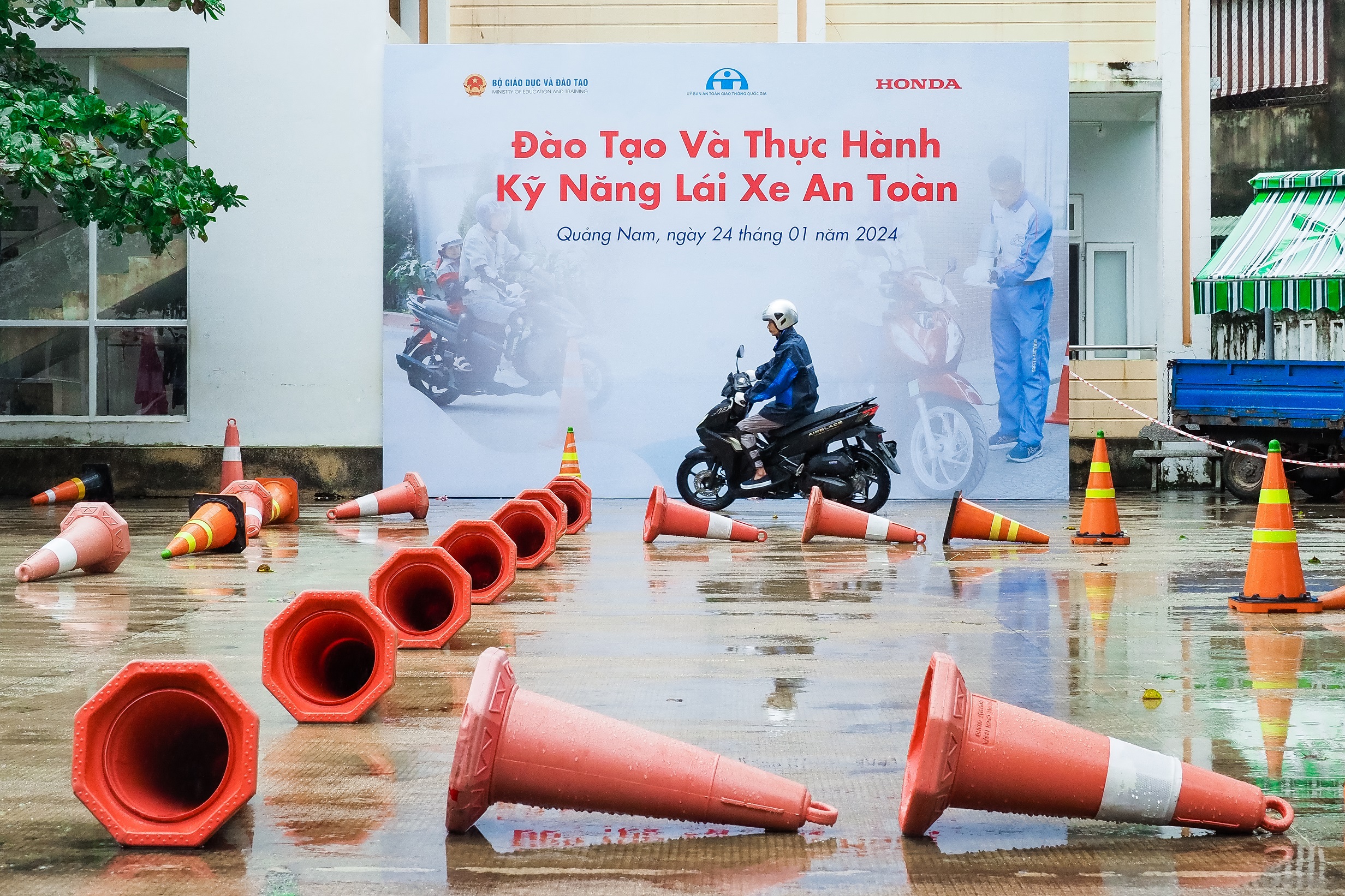 Honda Việt Nam tổng kết Trao tặng mũ bảo hiểm cho học sinh lớp Một trên toàn quốc năm học 2023 – 2024 phu-huynh-thuc-hanh-lai-xe-an-toan-tren-sa-hinh.jpg