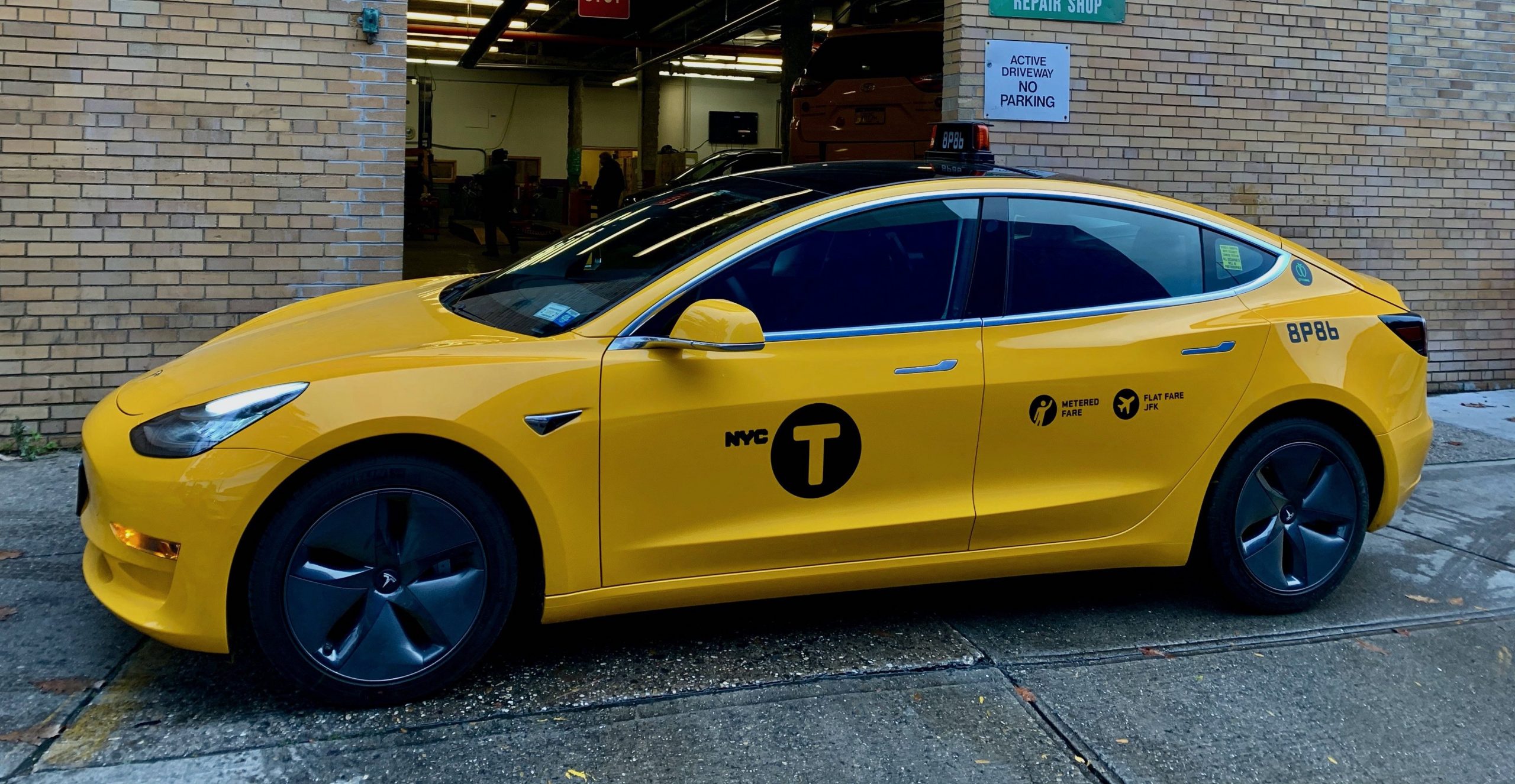 Tesla sắp triển khai hệ thống xe điện taxi tự lái 