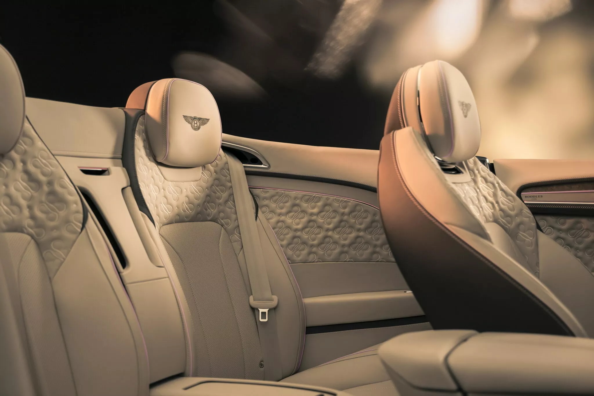 Bentley đính kim cương và vàng trắng lên chiếc Continental GTC độc bản continental-gtc-autodaily-2.jpg