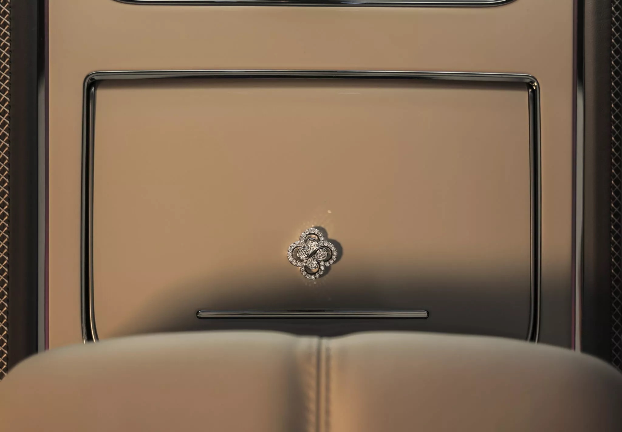 Bentley đính kim cương và vàng trắng lên chiếc Continental GTC độc bản continental-gtc-autodaily-3.jpg