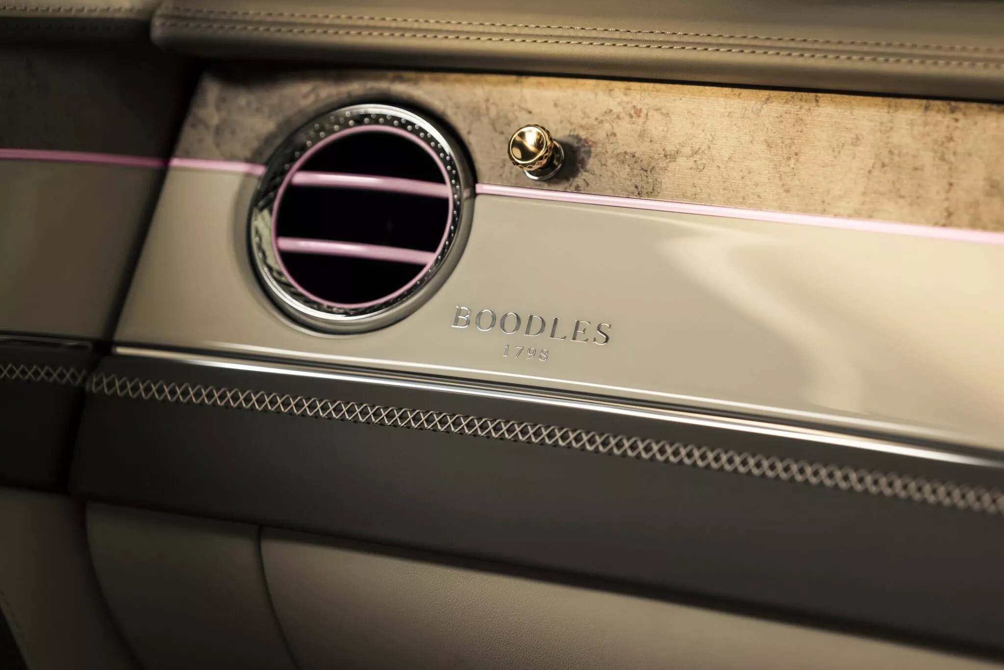 Bentley đính kim cương và vàng trắng lên chiếc Continental GTC độc bản continental-gtc-autodaily-5.jpg