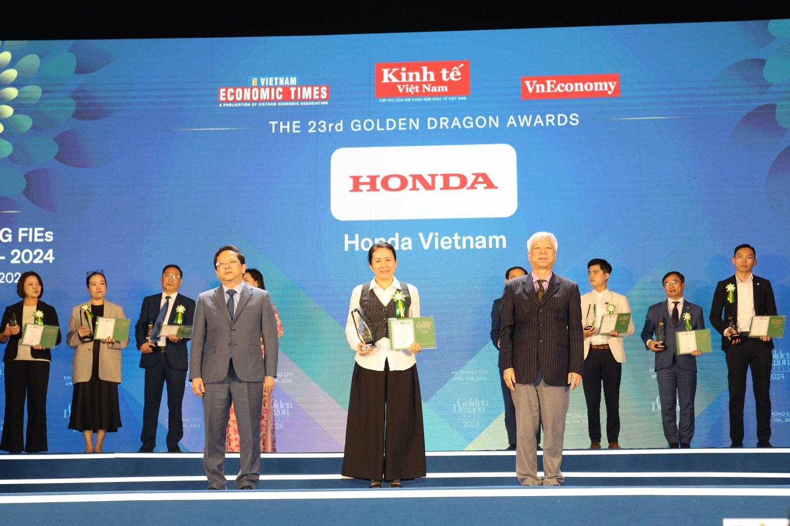 Honda Việt Nam nhận giải thưởng Rồng Vàng năm 2024 dai-dien-cong-ty-honda-viet-nam-vinh-du-nhan-giai-thuong-rong-vang-trong-nam-2024.jpg