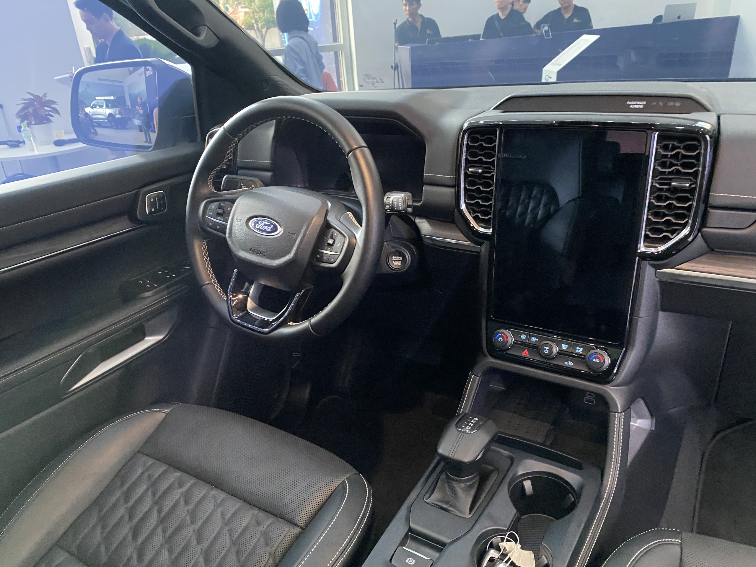 Soi thực tế Ford Everest Platinum 2024 tại đại lý, giá từ 1,545 tỷ đồng ford-everest-platinum-11.jpg