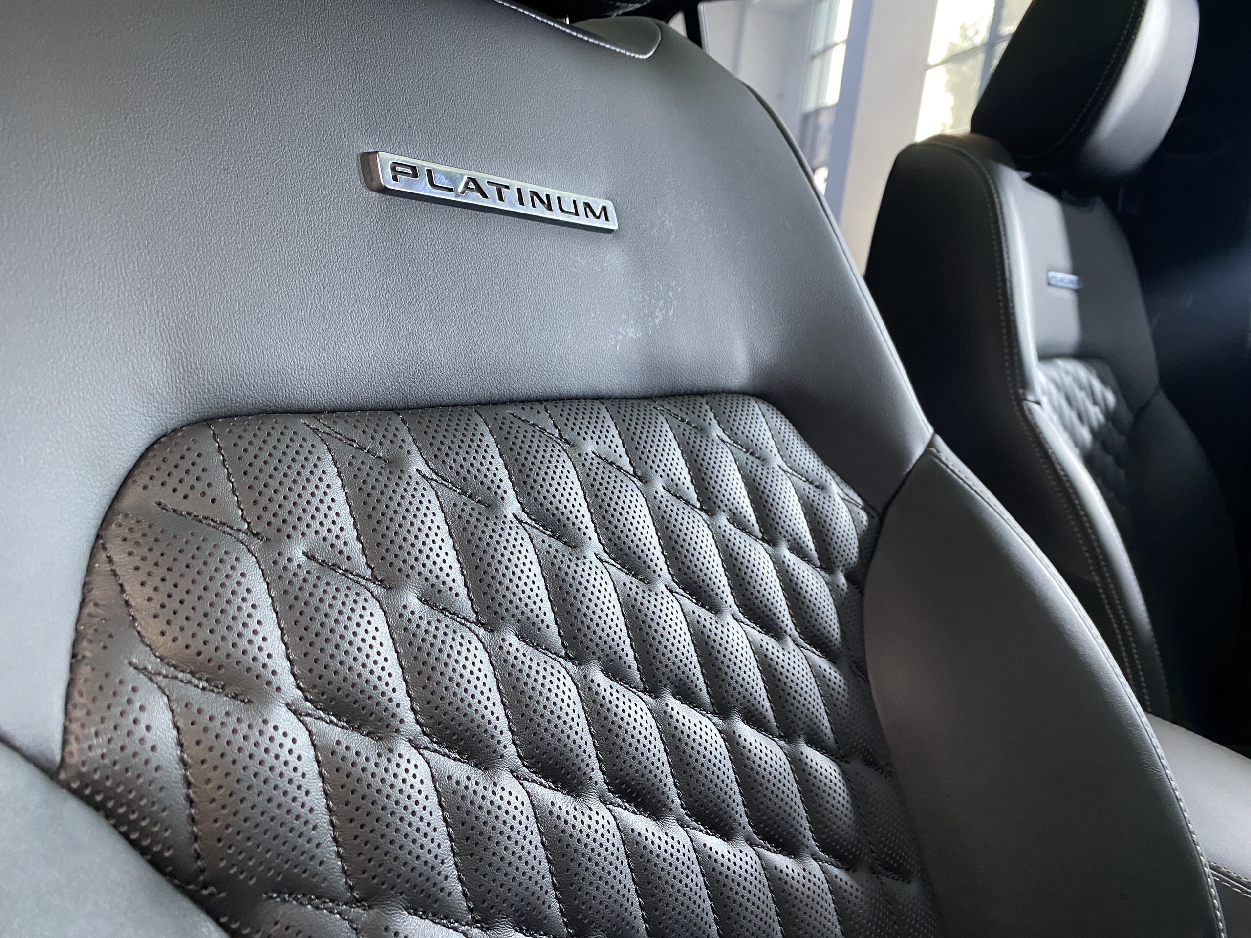 Soi thực tế Ford Everest Platinum 2024 tại đại lý, giá từ 1,545 tỷ đồng ford-everest-platinum-16.jpg
