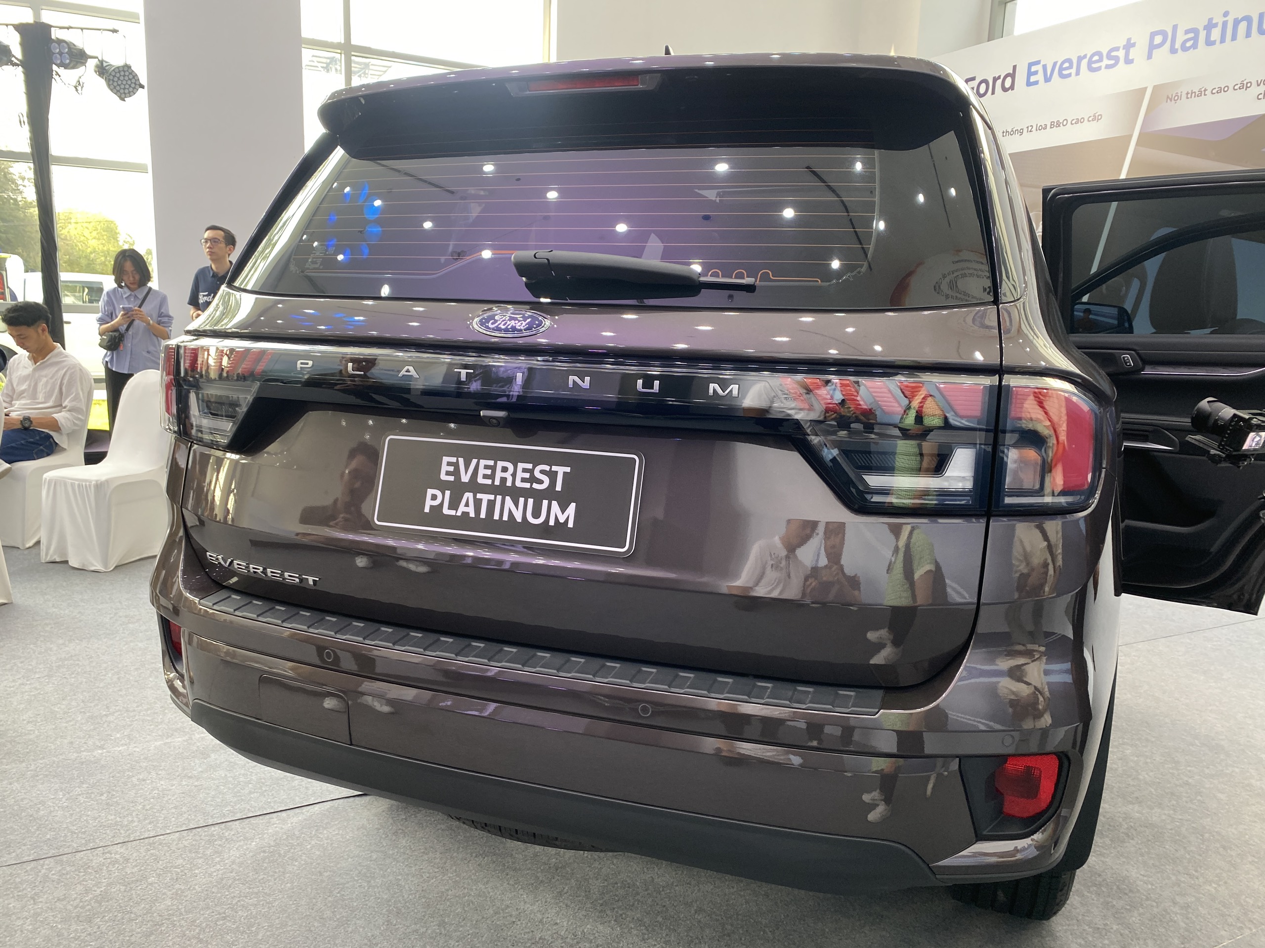 Soi thực tế Ford Everest Platinum 2024 tại đại lý, giá từ 1,545 tỷ đồng ford-everest-platinum-4.jpg