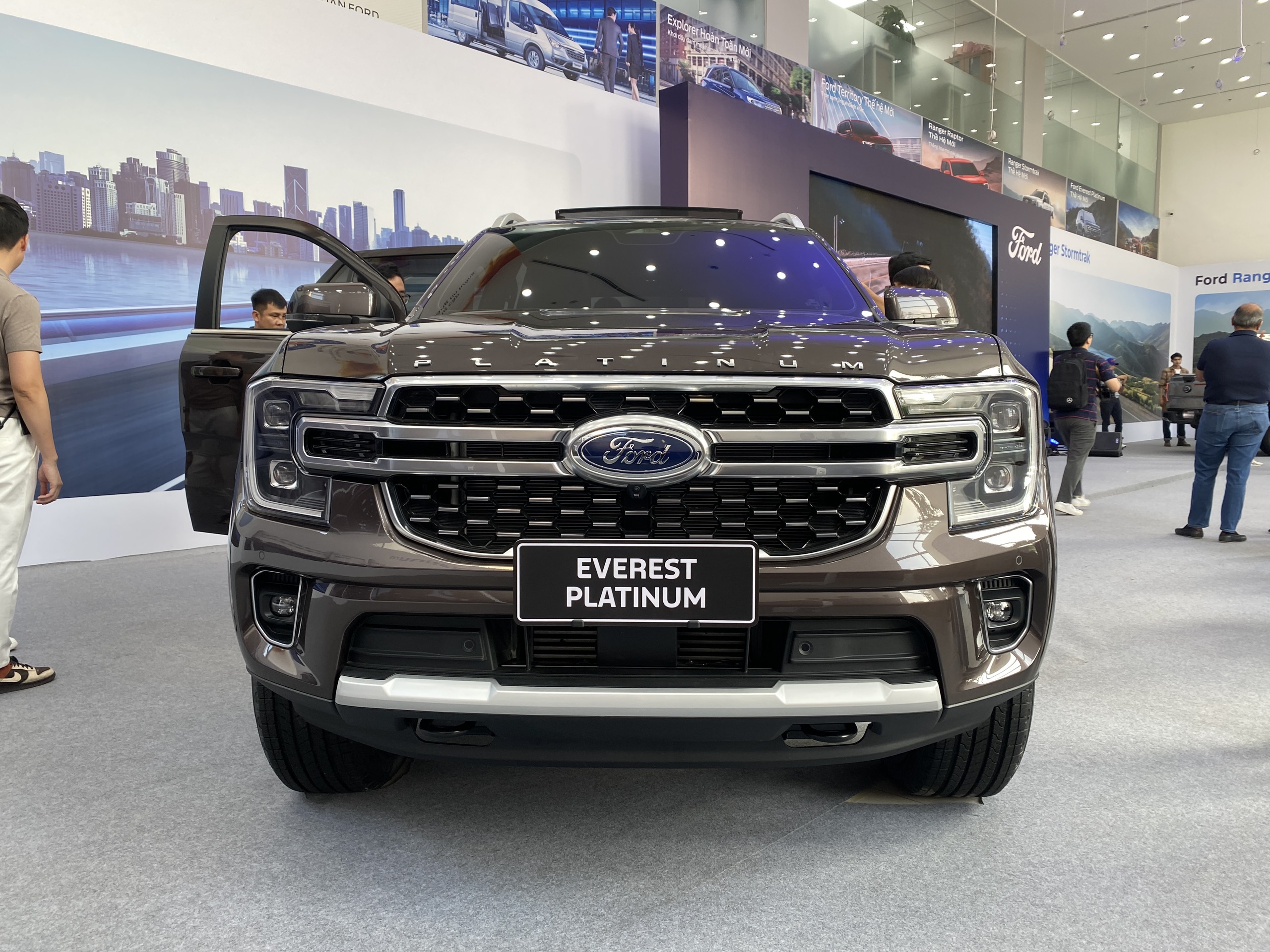Soi thực tế Ford Everest Platinum 2024 tại đại lý, giá từ 1,545 tỷ đồng ford-everest-platinum.jpg