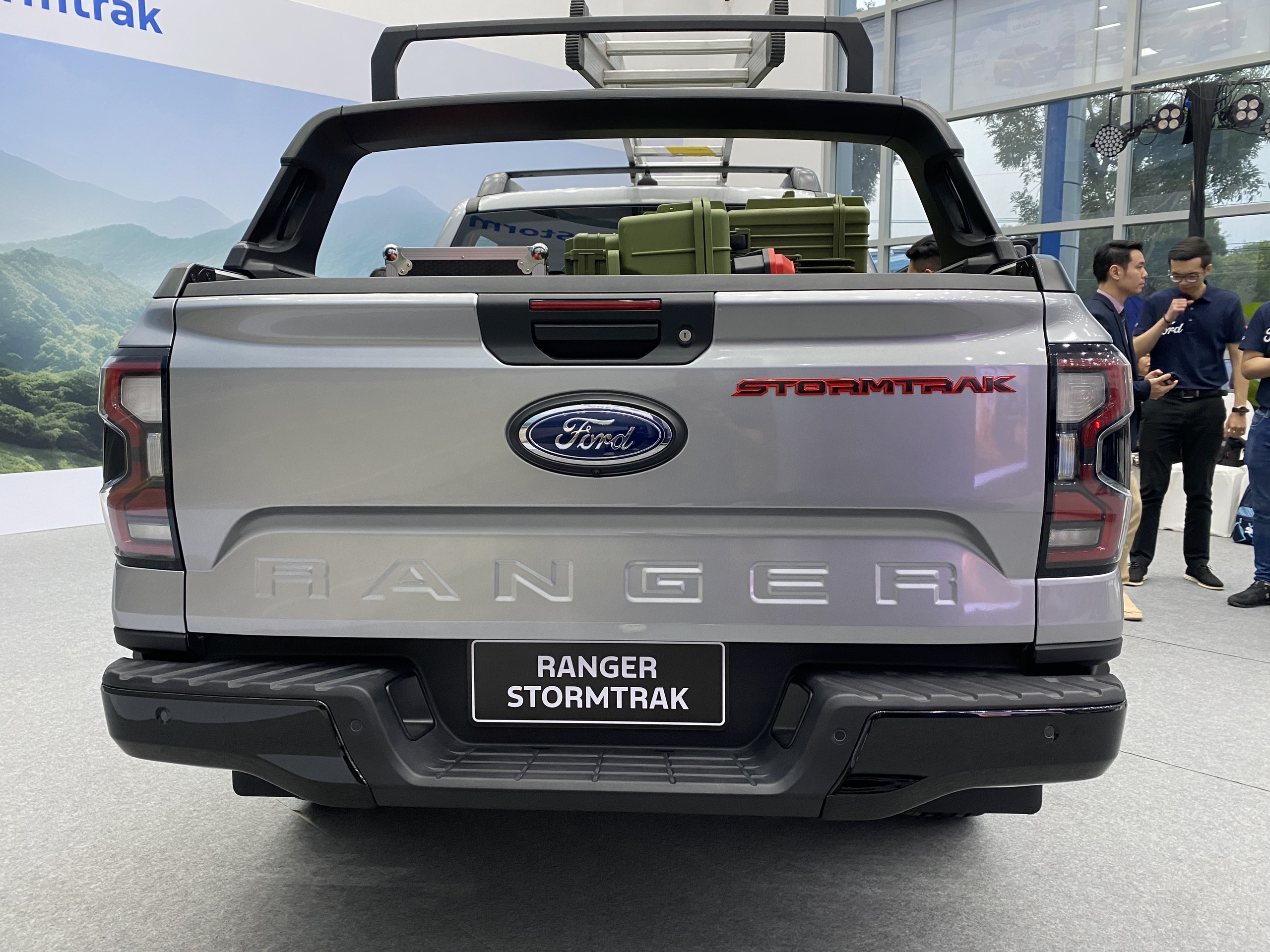 Ảnh thực tế Ford Ranger Stormtrak 2024 tại đại lý, giá từ 1,039 tỷ đồng ford-ranger-3.jpg